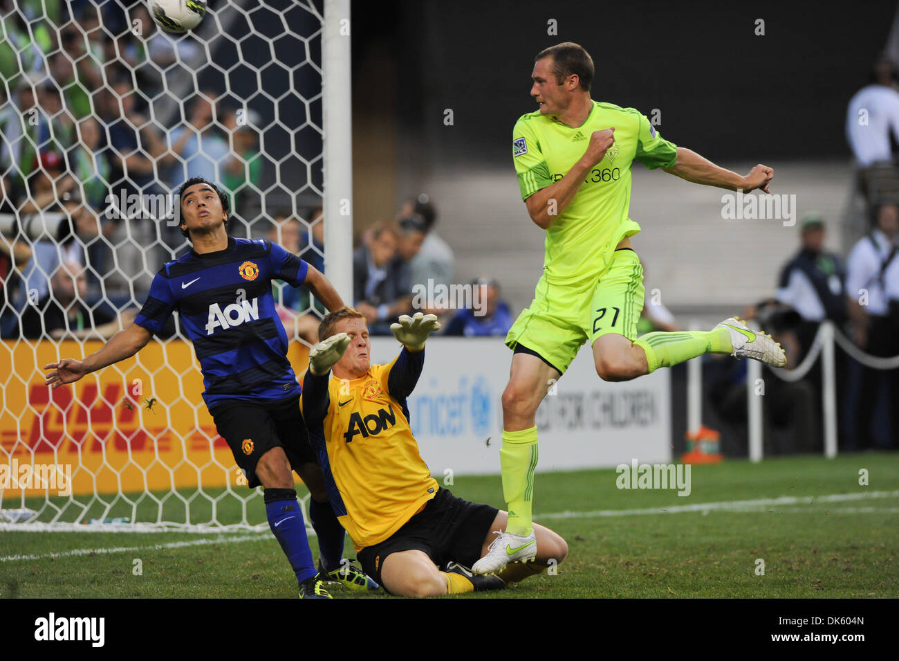 20. Juli 2011 - Seattle, Washington, Vereinigte Staaten von Amerika - Seattle Sounders vorwärts Nate Jaqua (21) stellt einen Schuss knapp über die Querlatte als Manchester United Torwart, Ben Amos (40) erstreckt sich eine speichern in der 2. Hälfte des Manchester United vs Seattle Sounders FC in eine internationale Freundschaftsspiele während Uniteds US-Vorsaison-Tour zu machen. Manchester United gewann mit 7: 0. (Kredit Im Stockfoto