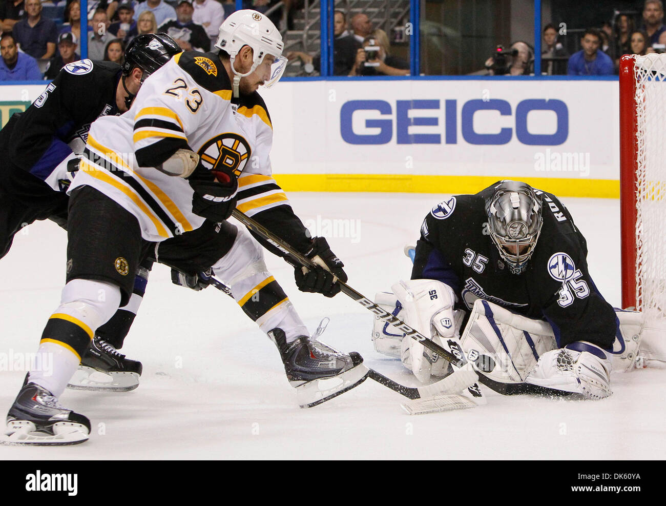 19. Mai 2011 - Tampa, FL - DIRK SHADD |  Zeiten. SP 338530 SHAD LIGHTNING 09 (19.05.11 TAMPA) Tampa Bay Lightning Torhüter Dwayne Roloson (35) arbeitet machen eine sichere gegen die Boston Bruins Chris Kelly (23) während der zweiten Periode Aktion des Spiels 3 von der Eastern Conference Finals an der St. Petersburg Times in Tampa Donnerstagabend (19.05.11). [DIRK SHADD Zeiten] (Kredit-Bild: © St. Pete Stockfoto