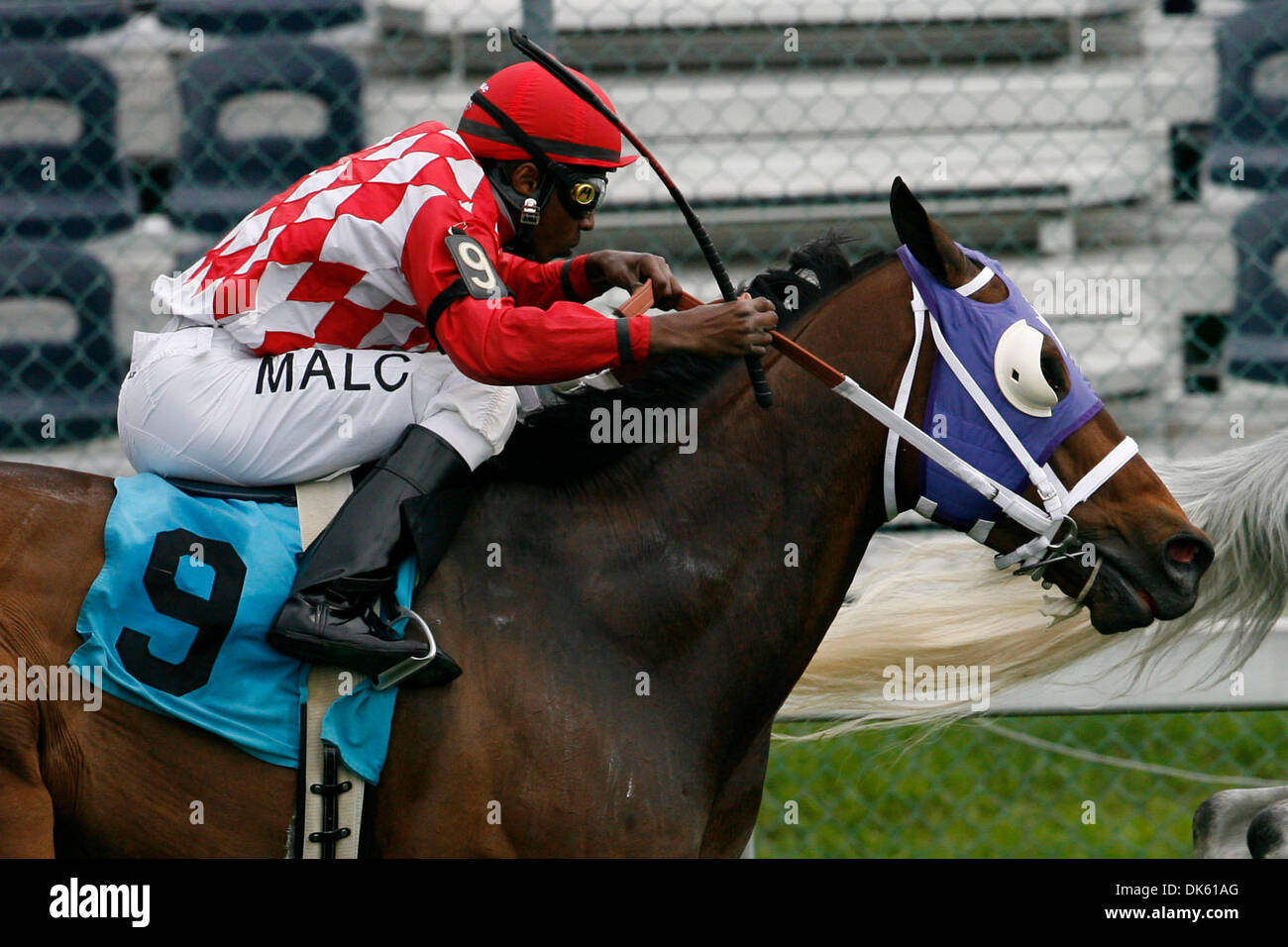 20. Mai 2011 - Baltimore, Maryland, USA - MALCOM FRANKLIN an Bord Super klobig im Jim McKay Turf Sprint $50.000 Rennen in Pimlico Racetrack. (Kredit-Bild: © James Berglie/ZUMAPRESS.com) Stockfoto