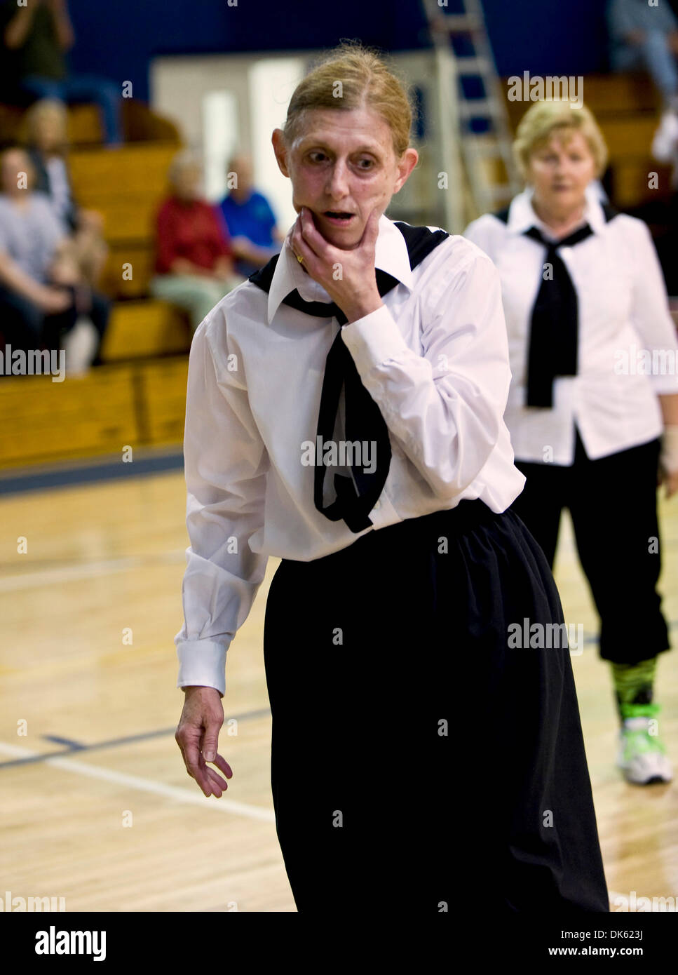 21. Mai 2011 - Cedar Rapids, Iowa, USA - Susan Hartley von Cedar Rapids Sizzlers prüft ihr Kiefer nach der Einnahme in die Koteletts bei ihrer Oma-Basketball-Spiel gegen die Cedar Rapids Late Bloomers. Offen für Frauen über 50 Jahre alt, und gespielt von Regeln geändert, von denen in den 1920er Jahren gegründet, Oma Basketball geworden ein Mini-Phänomen in Iowa und anderen im mittleren Westen sta Stockfoto