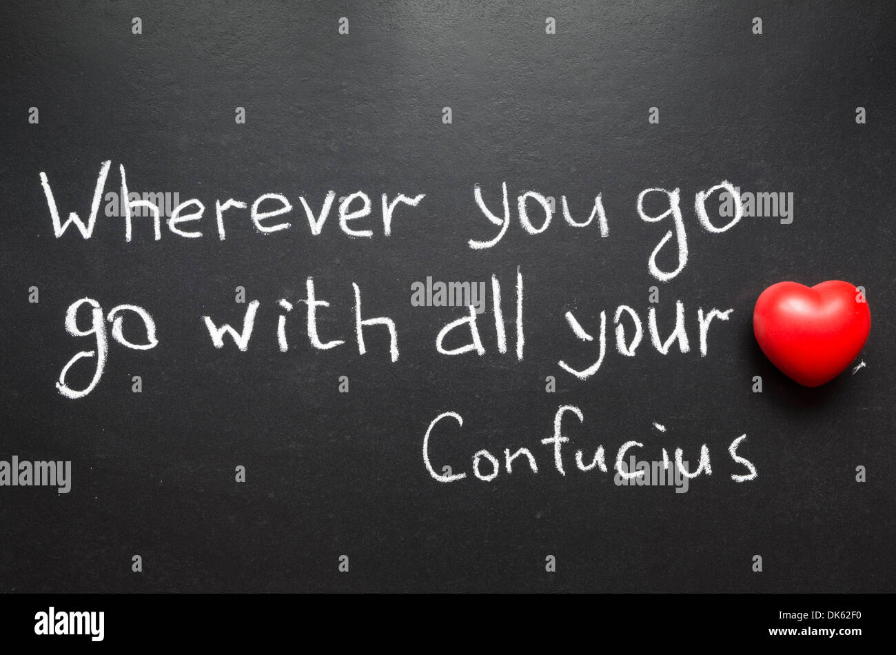 berühmte Konfuzius-Zitat "Überall gehen mit deinem ganzen Herzen," handschriftlich auf Tafel Stockfoto