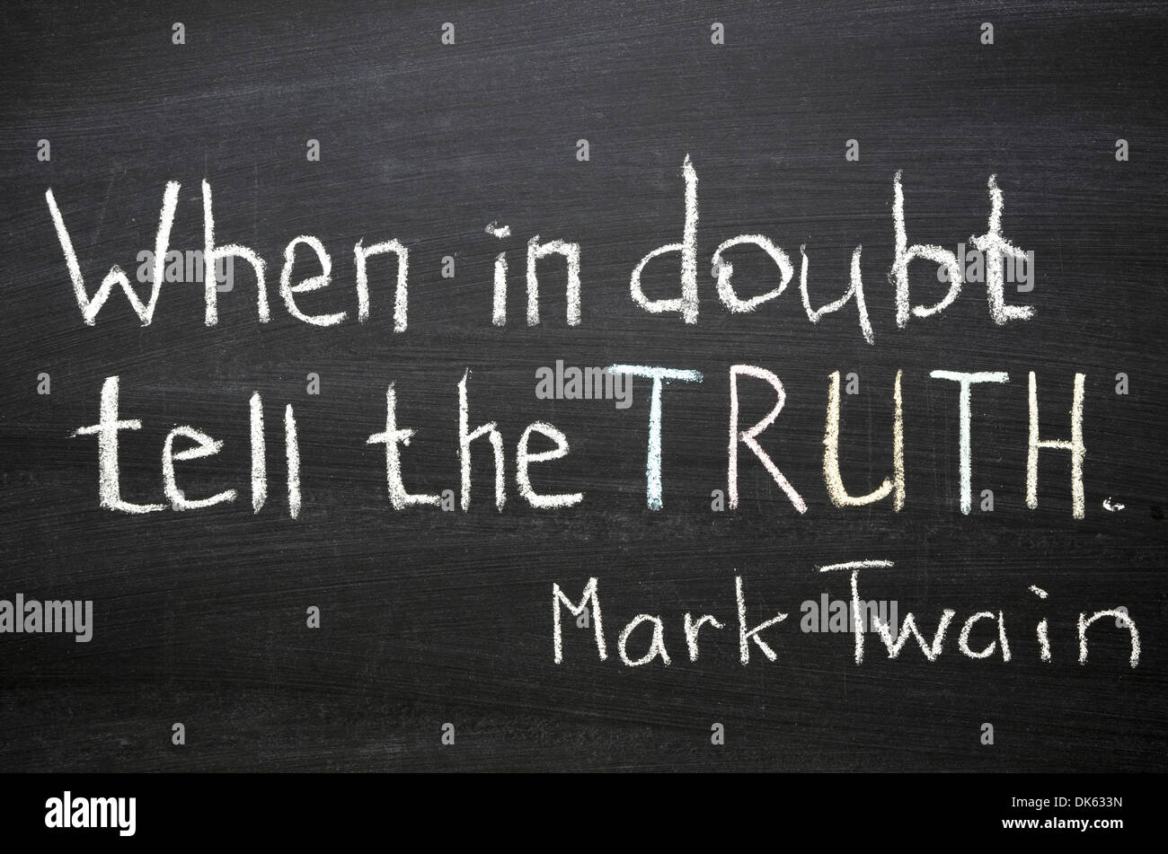 Zitat von Mark Twain "im Zweifelsfall die Wahrheit zu sagen" handschriftlich auf Tafel Stockfoto