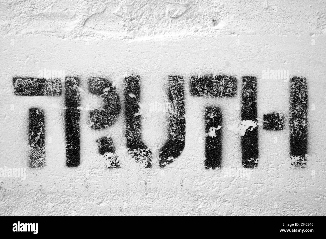 Wahrheit Wort strukturierte Schablone drucken auf der weißen Mauer Stockfoto