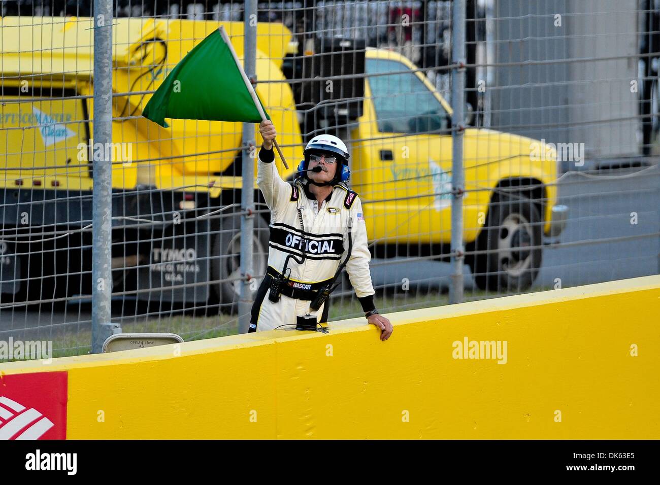 21. Mai 2011 - Concord, North Carolina, Vereinigte Staaten von Amerika - Nascar-offiziellen "Wellenlinien" die grüne Flagge, Boxengasse während des All Star-Rennens auf dem Charlotte Motor Speedway in Concord, North Carolina zu öffnen (Credit-Bild: © Anthony Barham/Southcreek Global/ZUMAPRESS.com) Stockfoto