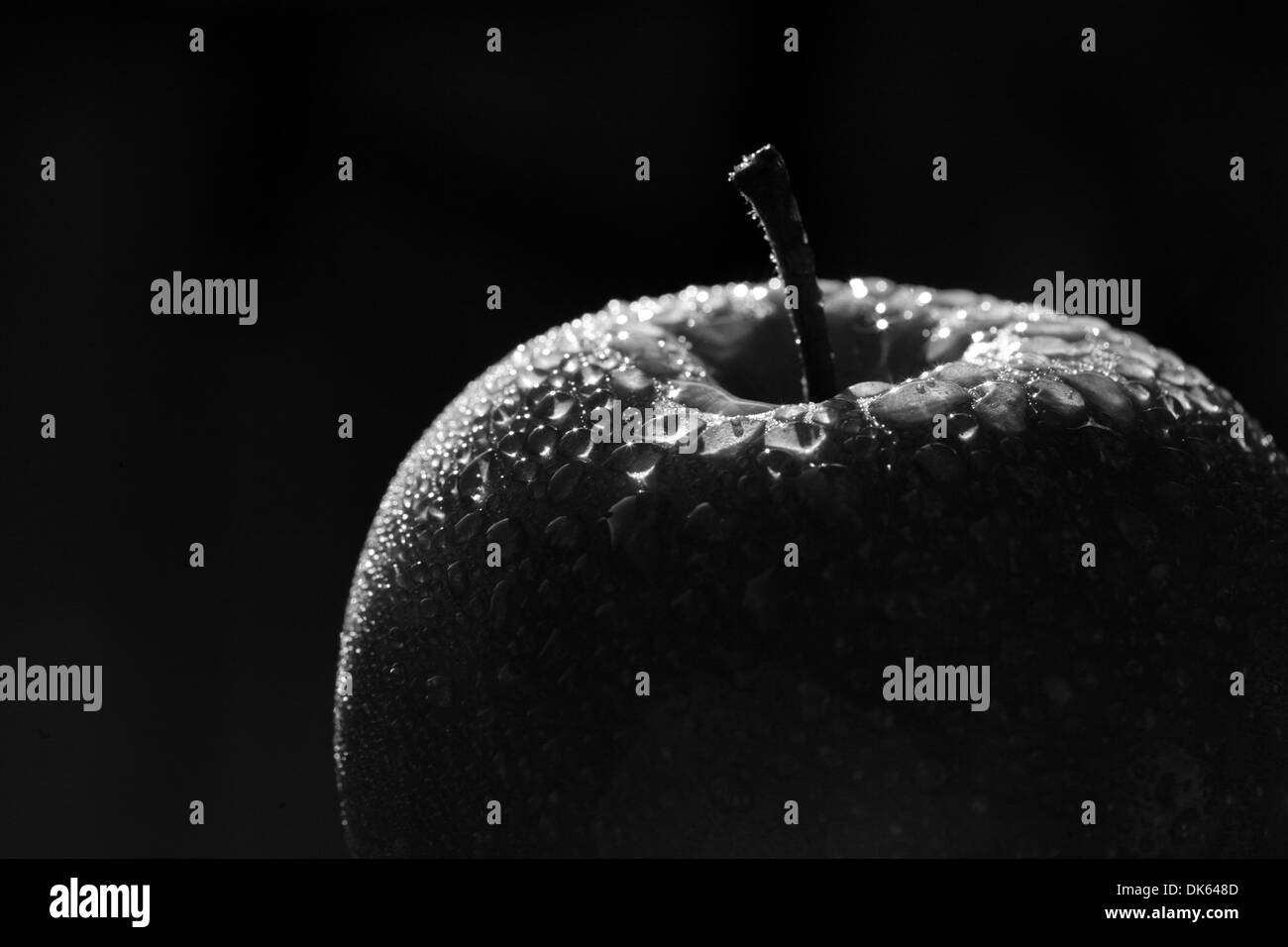 Arty Version eines nassen Bildes eines Apfels, schwarz / weiß Stockfoto