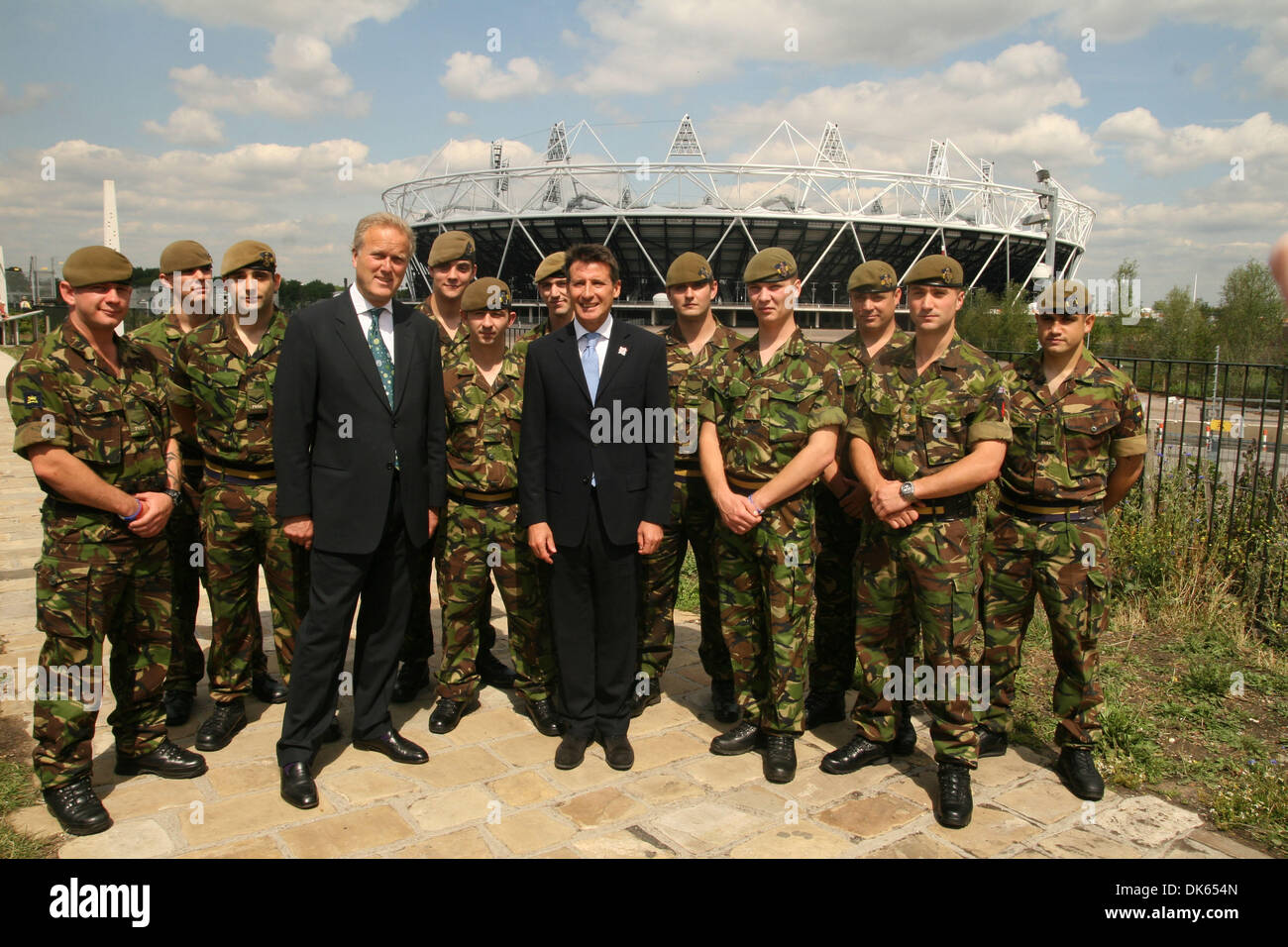 14. Juni 2011 - London, England, Vereinigtes Königreich - Lord SEBASTIAN COE mit der Prinzessin von Wales Royal Regiment "Tiger" in das Olympische Dorf zu verkünden die Spende von 10.000 Tickets für die Olympischen und Paralympischen Spiele 2012. (Bild Kredit: Theodore Liasi/ZUMAPRESS.com ©) Stockfoto