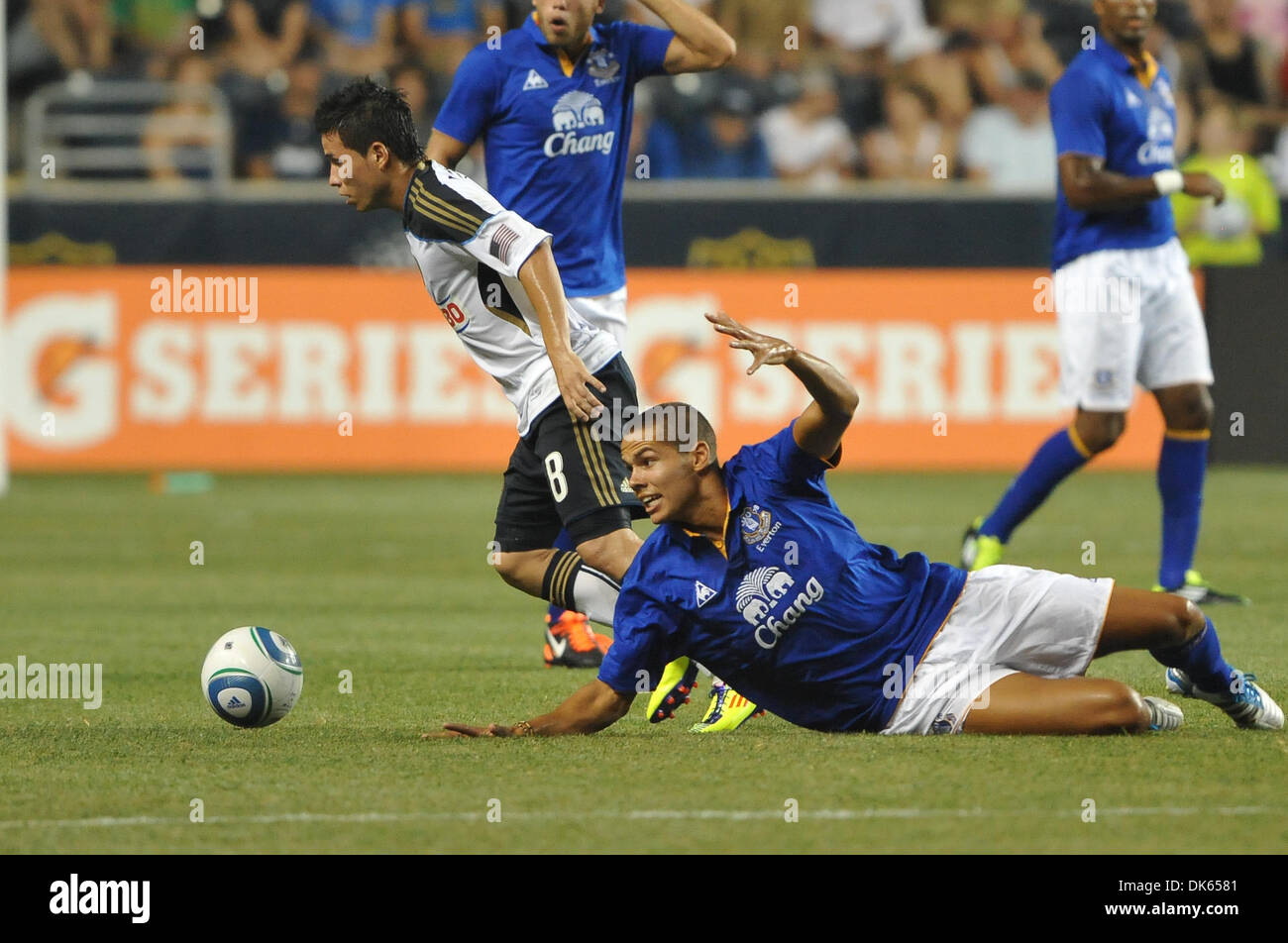 20. Juli 2011 - nimmt Chester, Pennsylvania, USA - Philadelphia Union Mittelfeldspieler Roger Torres (8) den Ball aus Everton Mittelfeldspieler Jack Rodwell (3). Philadelphia Union besiegt Everton 1: 0 in einem MLS-Freundschaftsspiel gespielt im PPL Park in Chester, Pennsylvania (Credit-Bild: © Mike McAtee/Southcreek Global/ZUMAPRESS.com) Stockfoto