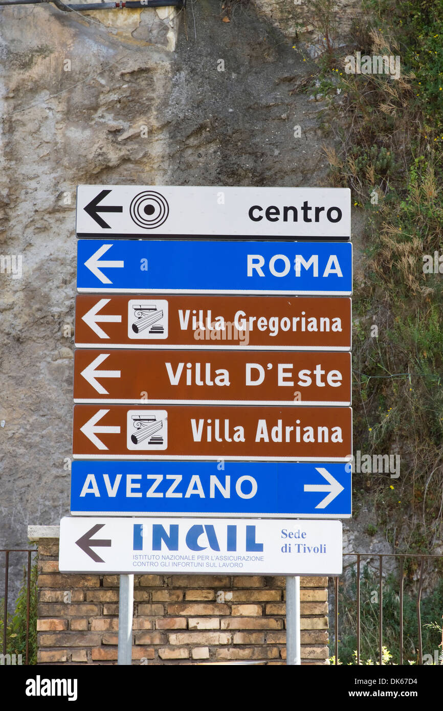 Schild weist uns den Weg ins Zentrum von Tivoli, Italien, zusammen mit anderen lokalen Sehenswürdigkeiten. Stockfoto