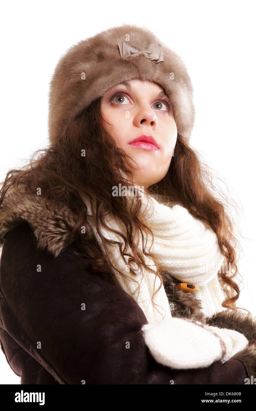 Winter-Mode. Porträt des lockigen Mädchen junge Frau in warme Kleidung Pelzmütze und Schal isoliert. Studio gedreht. Stockfoto