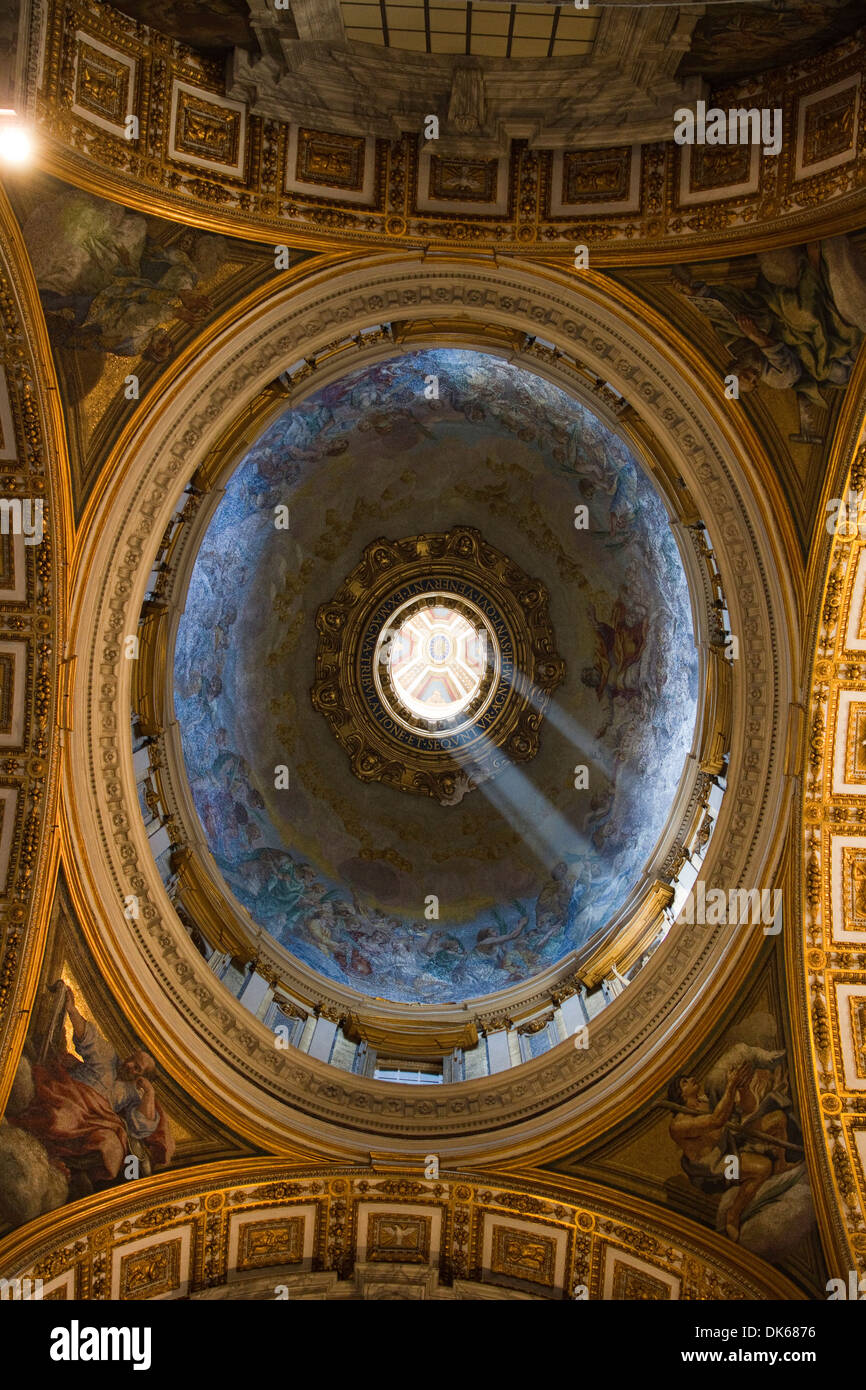 Wellen des Lichts in die Kuppel des Petersdom in der Vatikanstadt. Stockfoto
