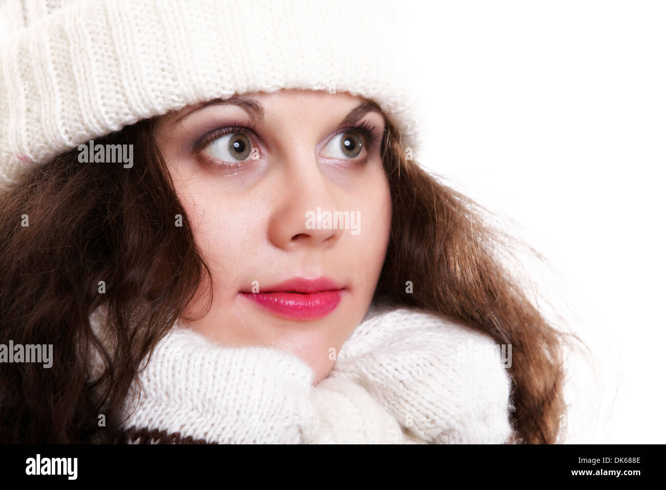 Winter Mode Portrait schöne Frau in warme Kleidung im Hut Schalldämpfer isoliert auf weißem Hintergrund Stockfoto
