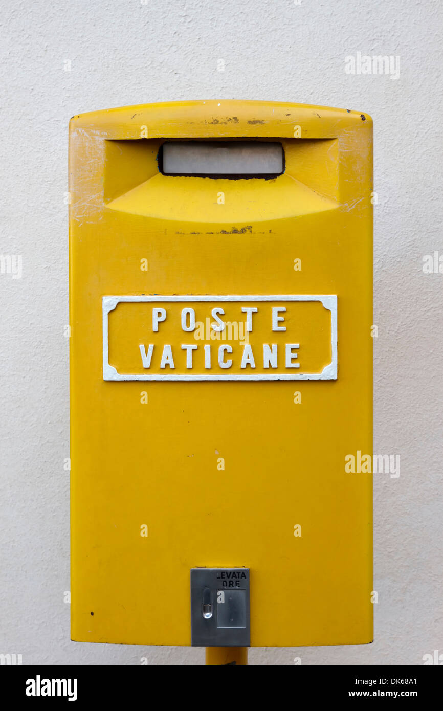 Vatikanstadt-Briefkasten (Säule Kasten) in dem Petersplatz, Vatikan-Stadt. Stockfoto