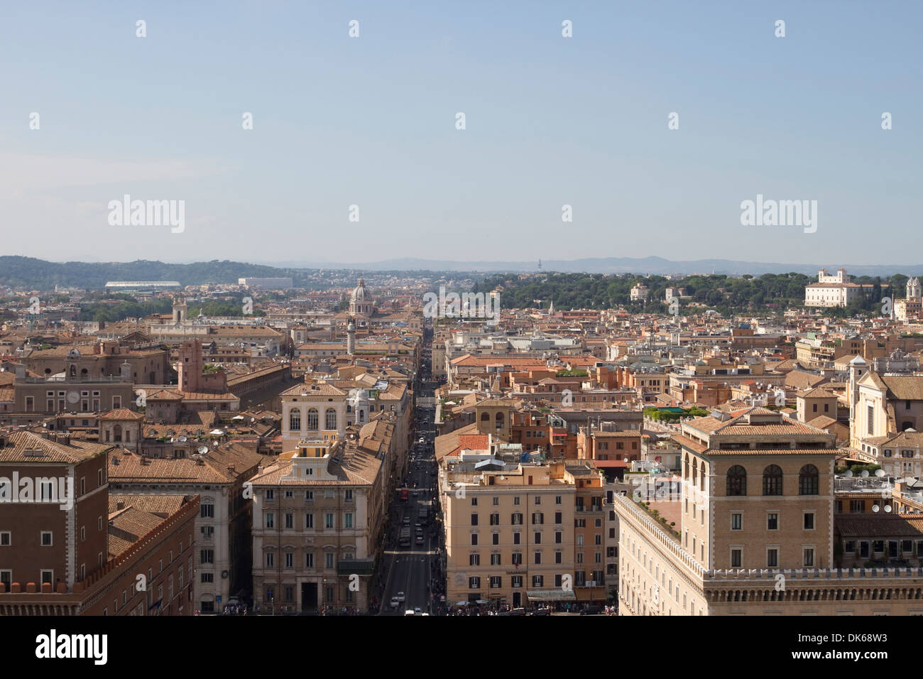 Blick nach Norden in Richtung Via del Corso von der Spitze des Monumento Nazionale eine Vittorio Emanuele II, Rom, Italien. Stockfoto