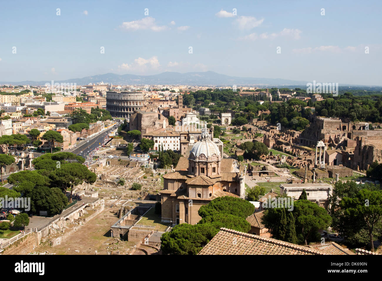 Kirche von Santi Luca e Martina, Forum Romanum und das Kolosseum in Rom, Italien. Stockfoto