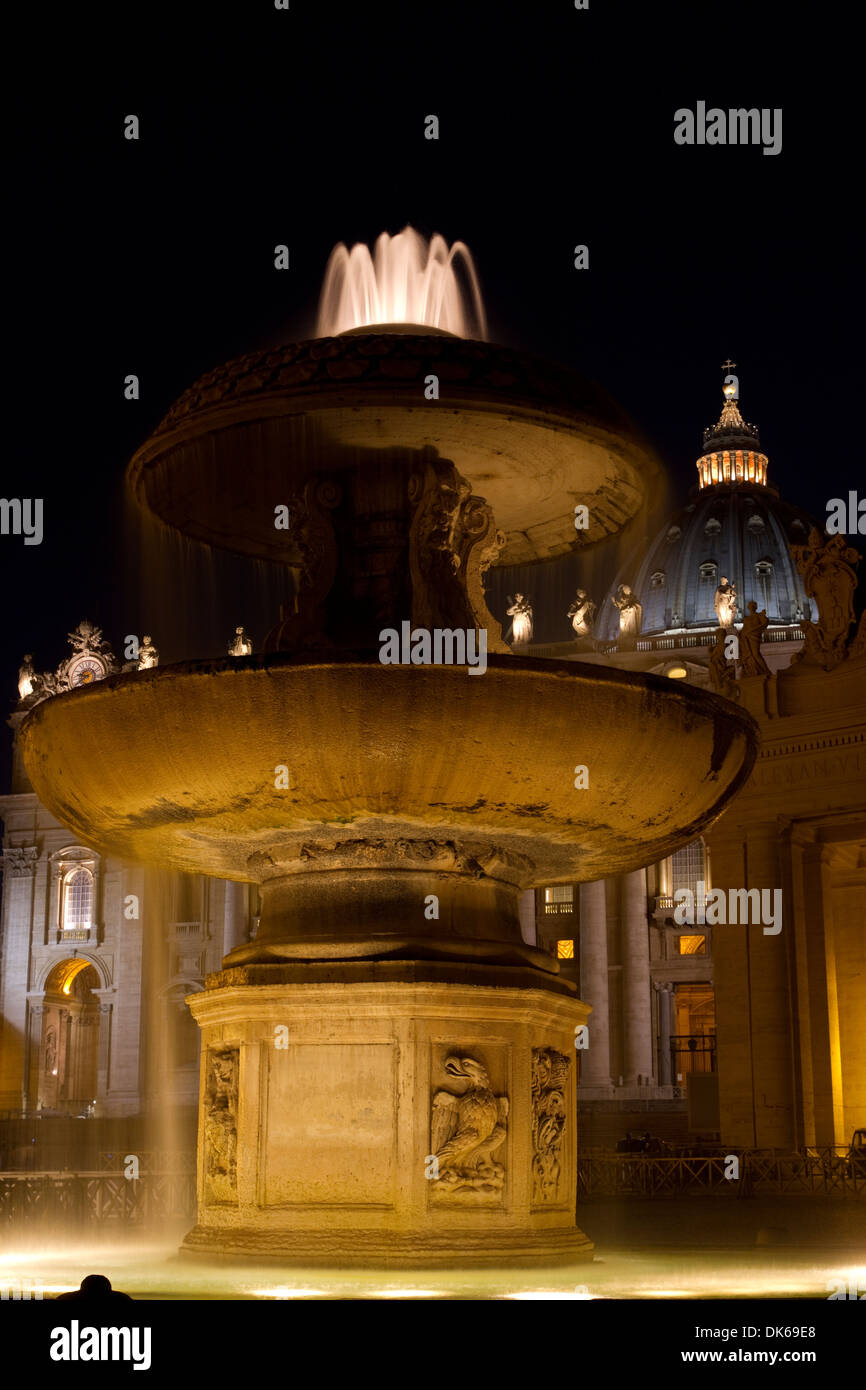 Carlo Maderno Brunnen in dem Petersplatz, Vatikan mit dem Petersdom hinter. Stockfoto