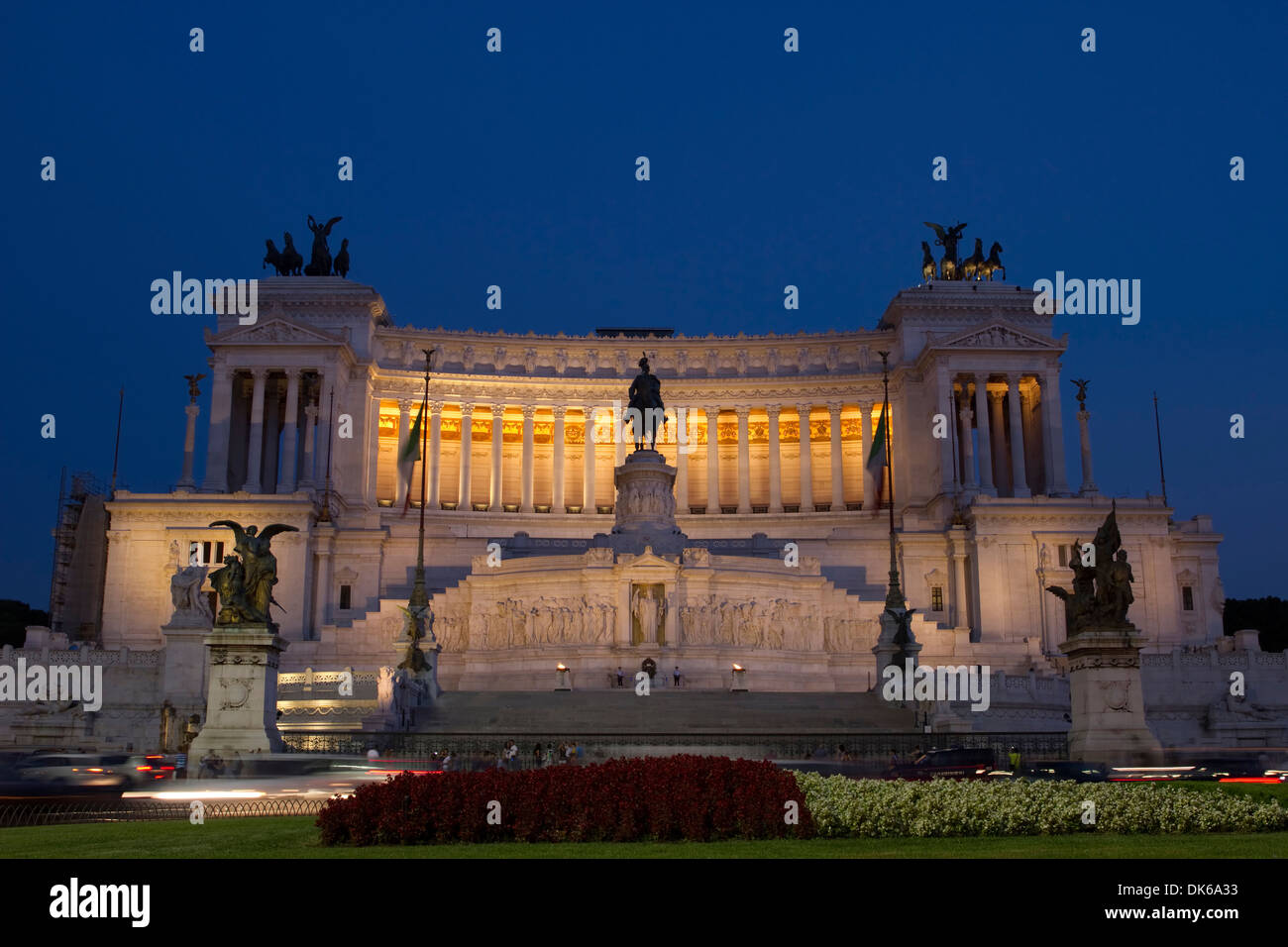 Nachtaufnahme des Monumento Nazionale eine Vittorio Emanuele II in Rom, Italien. Stockfoto