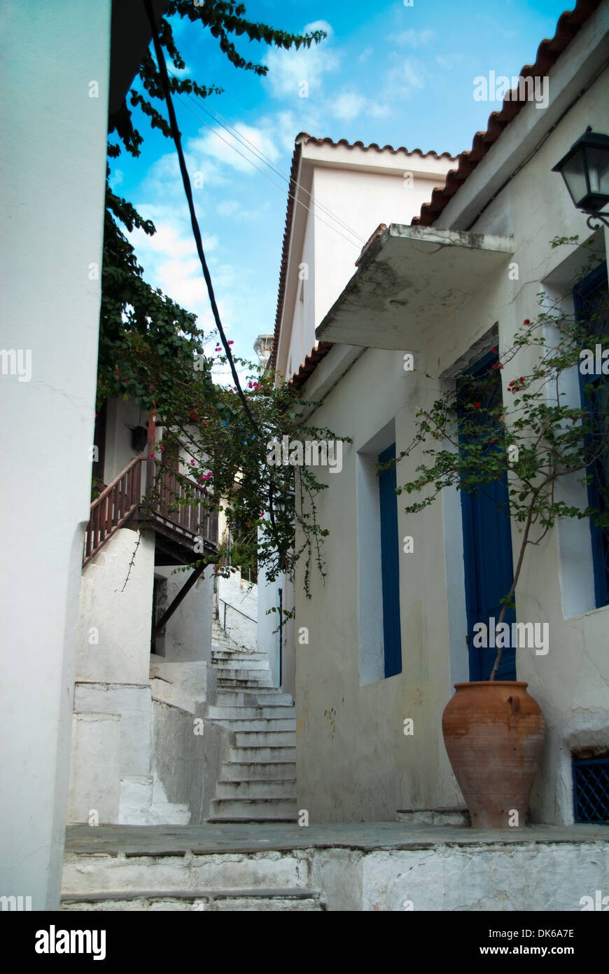 Kleine Straße in Skiathos Griechenland Gebäude mit weiß getünchten Wänden mit blauem Himmel Stockfoto