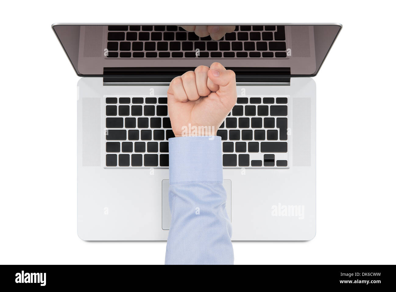 Draufsicht der modernen Netzhaut Laptop mit einem Mann Faust zeigt auf dem Bildschirm auf weißem Hintergrund. Stockfoto