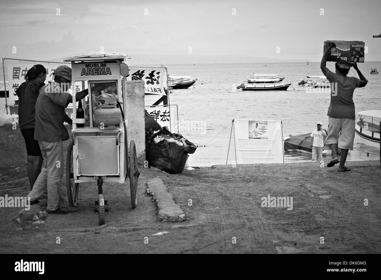 am Straßenrand Essen Anbieter und Mann mit Box ausgewogen auf Kopf Stockfoto