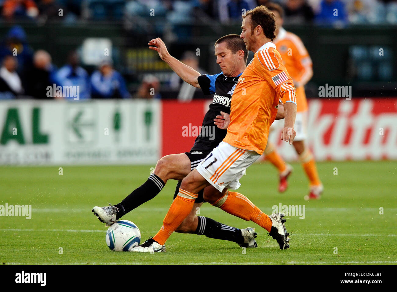 4. Juni 2011 - Santa Clara, Kalifornien, USA - Erdbeben Mittelfeldspieler Sam Cronin (4) und Dynamo Mittelfeldspieler Brad Davis (11) Kampf um eine lockere Kugel während der MLS-match zwischen Houston Dynamo und die San José Earthquakes Buck Shaw Stadium.  Die Teams sind bei der Hälfte torlos. (Kredit-Bild: © Matt Cohen/Southcreek Global/ZUMAPRESS.com) Stockfoto