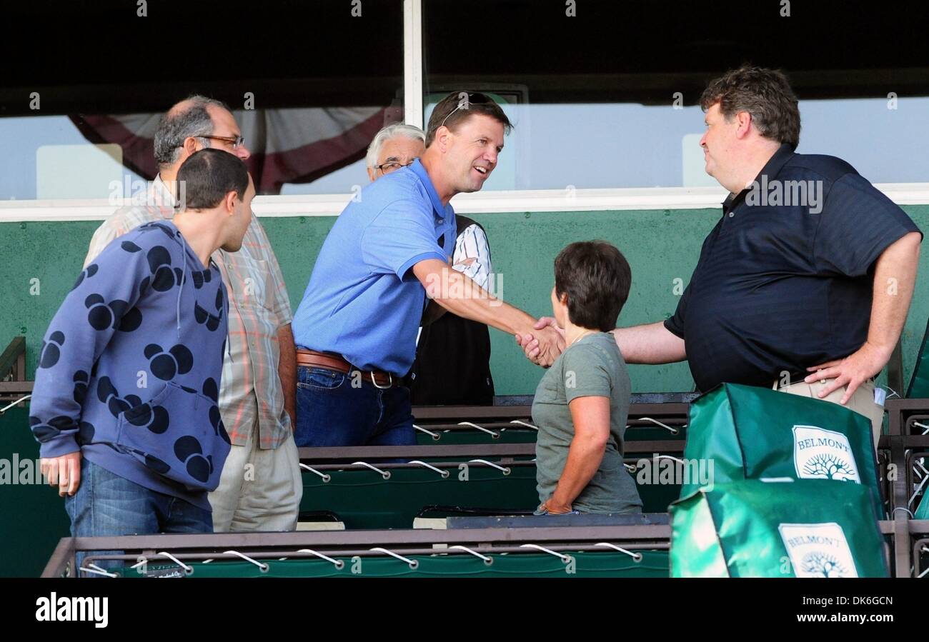 6. Juni 2011 - Elmont, New York, USA - H. GRAHAM MOTION (C) Trainer des Kentucky Derby Sieger und Belmont Stakes hoffnungsvollen Tierreich schüttelt Hände mit DALE ROMANS (R) Trainer des Gewinners Preakness und Belmont Stakes hoffnungsvollen Shackelford als AHMED ZAYAT (2. v. L) Eigentümer der Belmont Stakes hoffnungsvollen Nehro und Dale Römer Frau TAMMY FOX (2. v. R) schauen Sie auf vor diesem Samstag ru Stockfoto