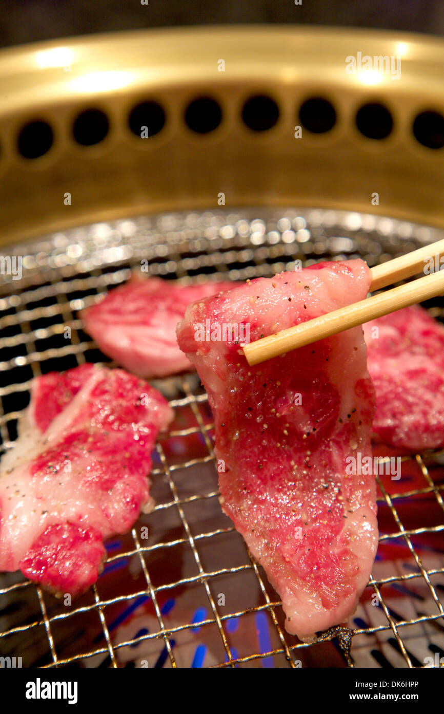 Rohes Fleisch gekocht wird Stockfoto