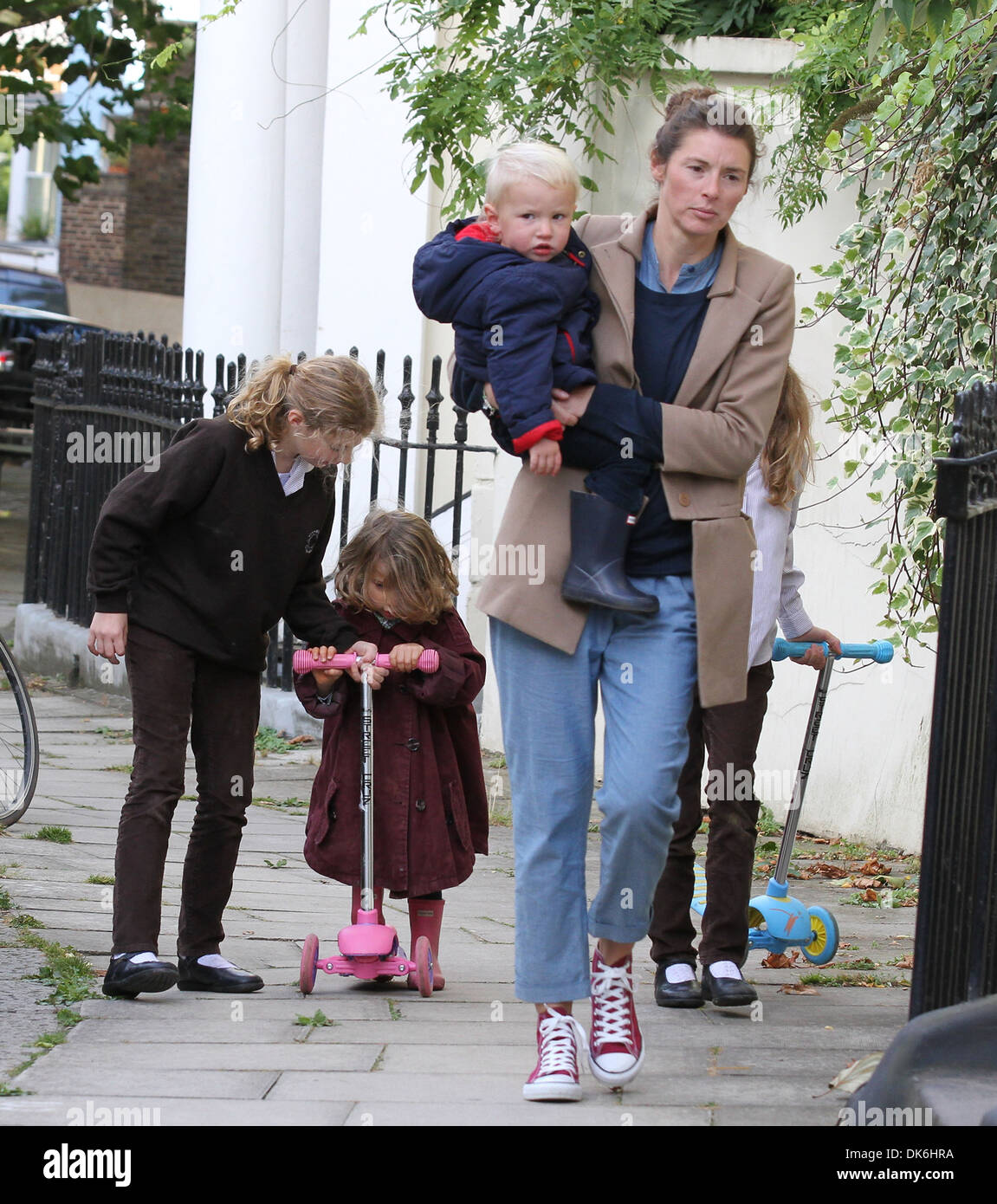 Jools Oliver und Kinder (nicht pixelig Version) unterwegs in Primrose Hill London, England - 25.09.12 Stockfoto