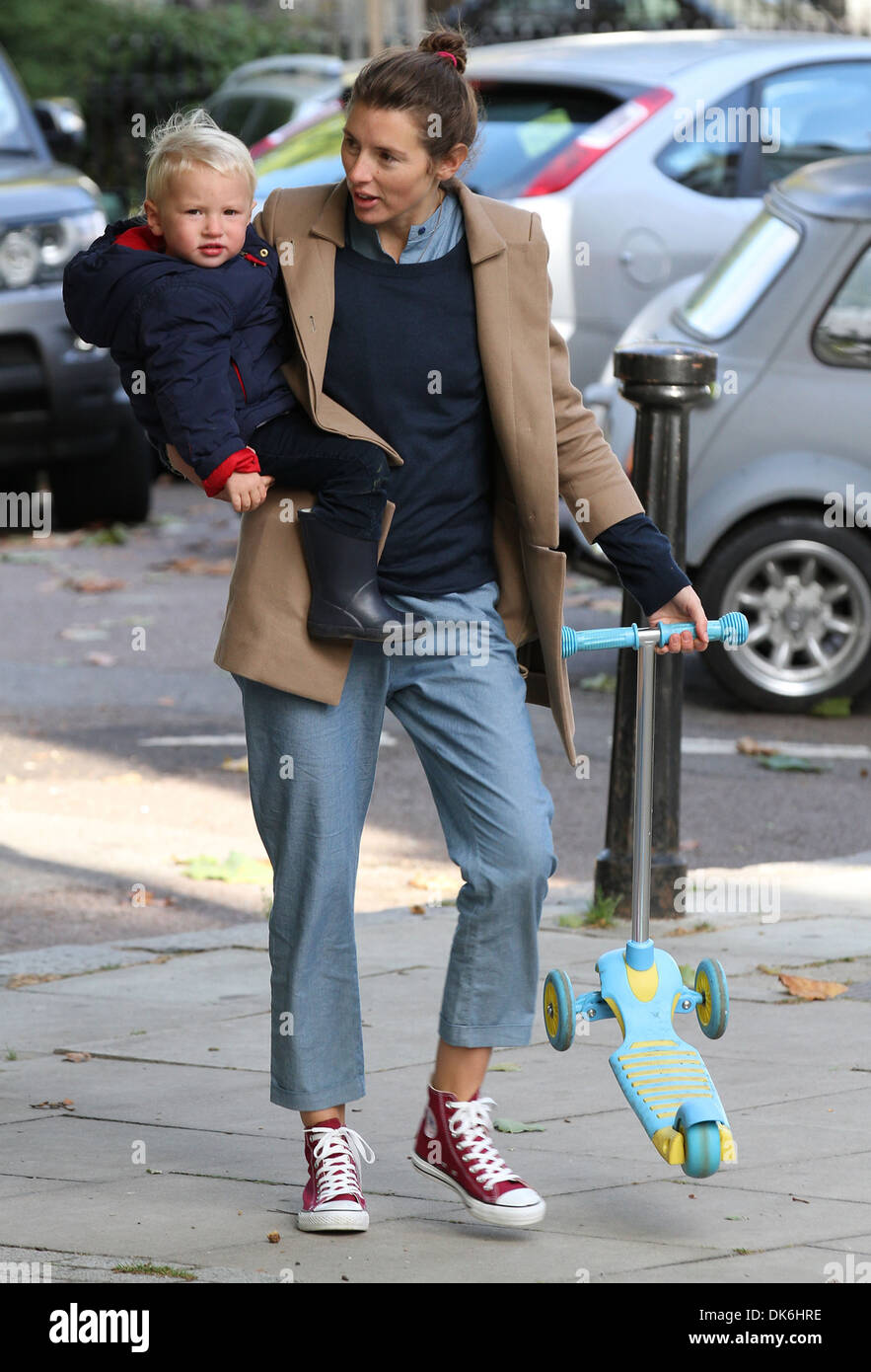 Jools Oliver und Kinder (nicht pixelig Version) unterwegs in Primrose Hill London, England - 25.09.12 Stockfoto