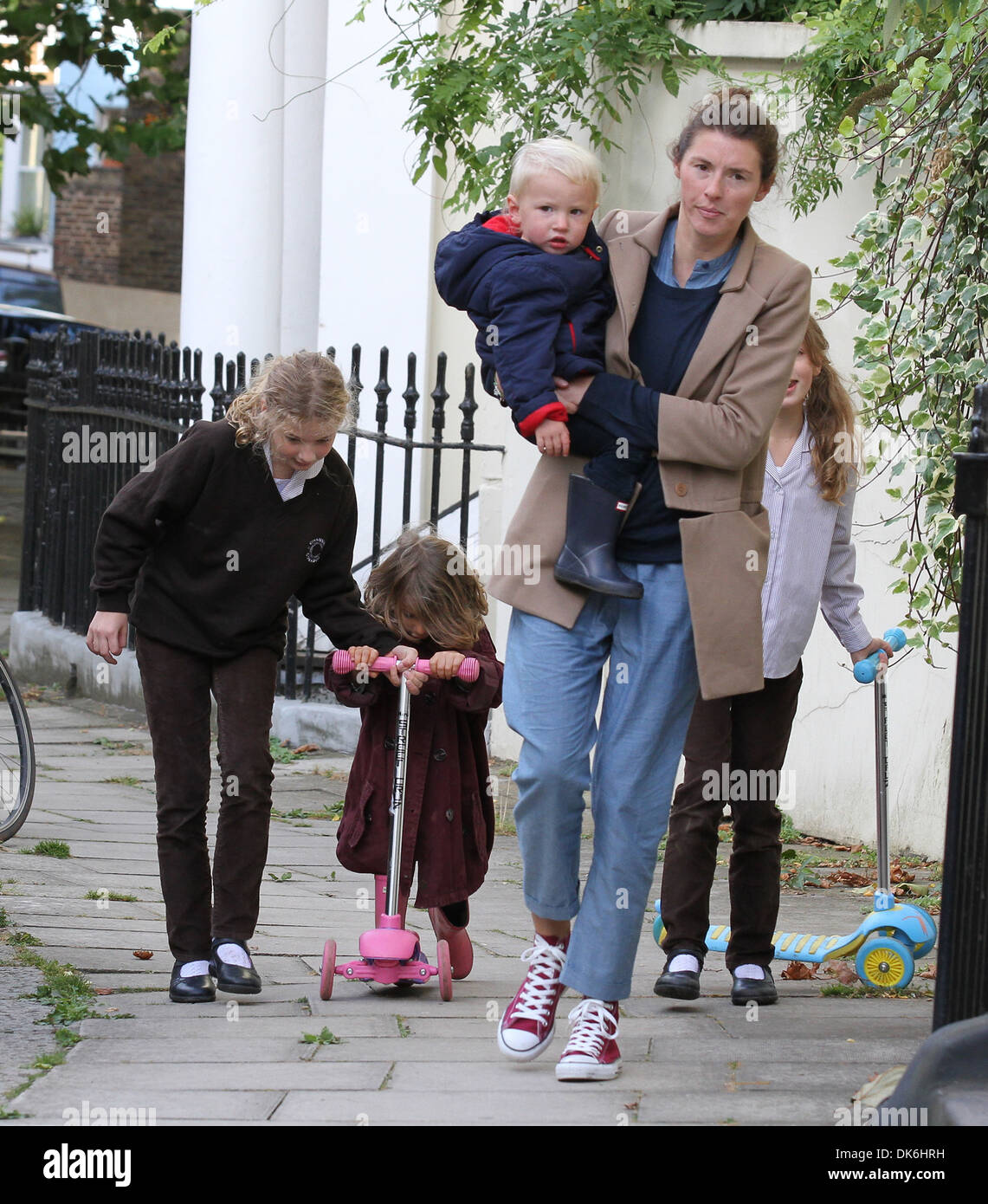 Jools Oliver und Kinder (nicht pixelig Version) unterwegs in Primrose Hill London, England - 25.09.12 Stockfoto