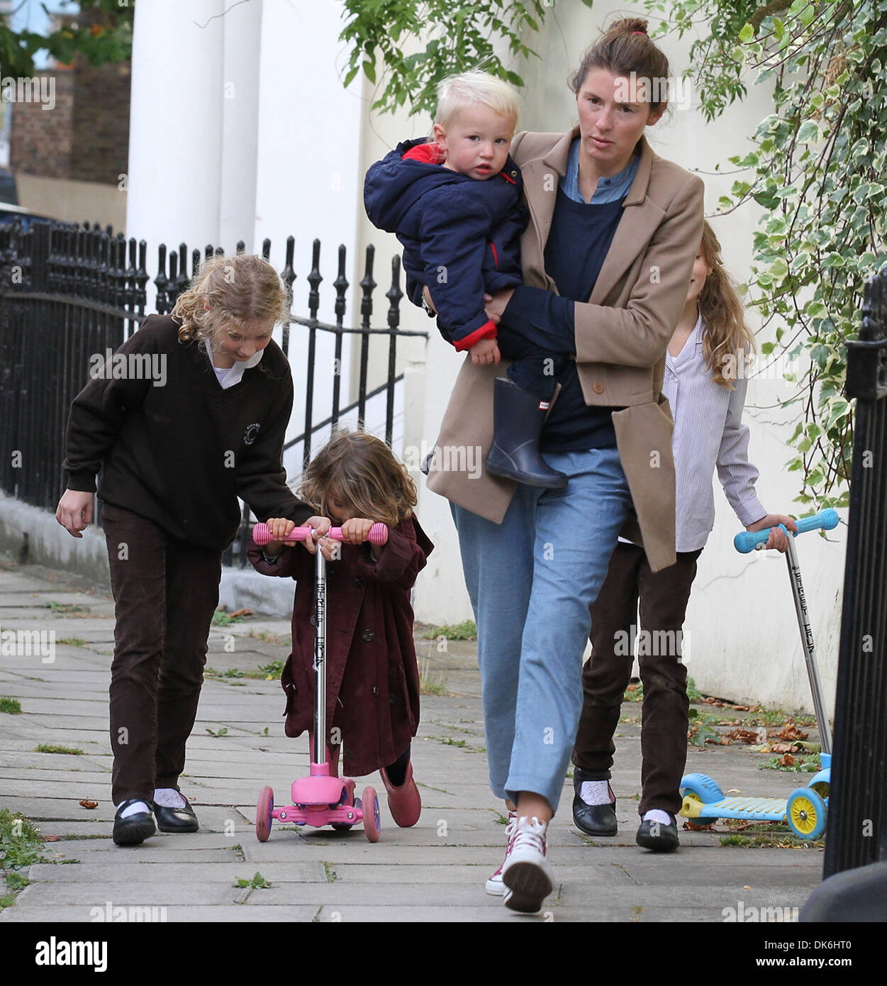 Jools Oliver und Kinder (nicht pixelig Version) unterwegs in Primrose Hill London, England - 25.09.12 Stockfoto