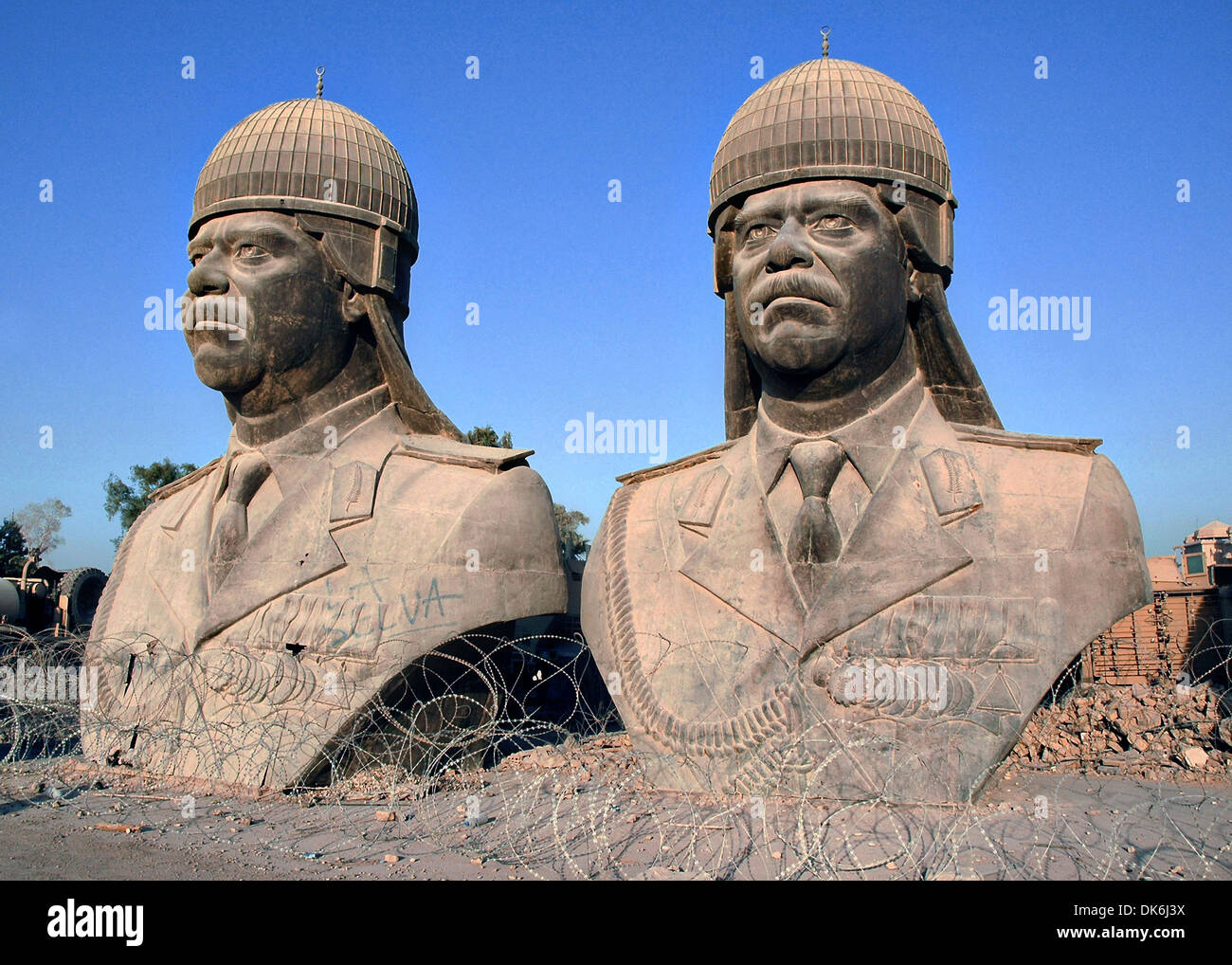 Dreißig Fuß hoch Bronzeskulpturen des ehemaligen irakischen Diktators