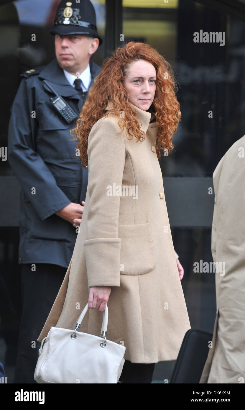 Rebekah Brooks ehemaliger News International Chief Executive verlässt zentralen Strafgerichtshof nach einem Plädoyer und Fallmanagement Anhörung Stockfoto