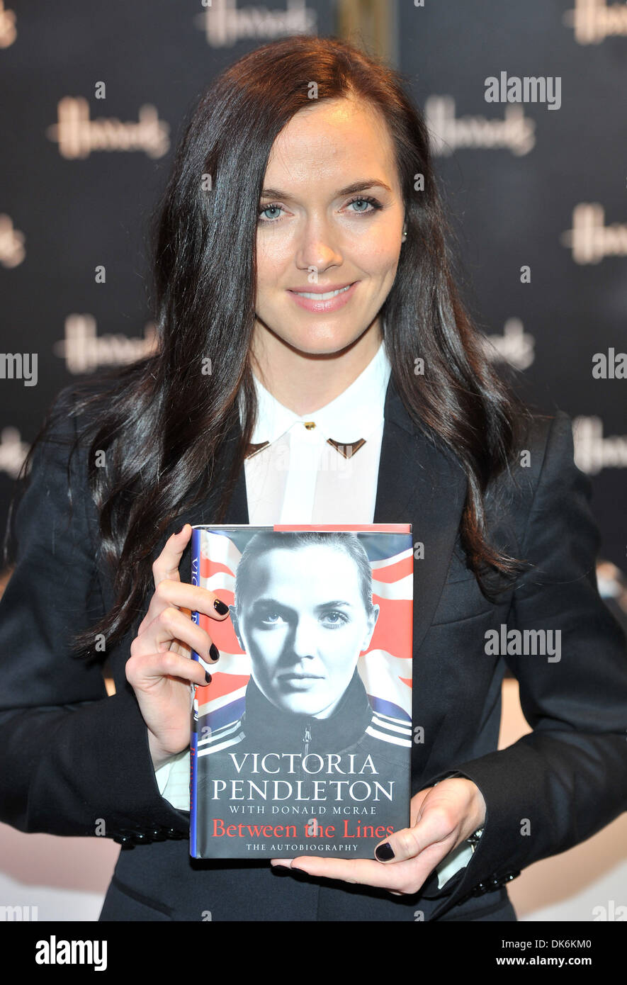 Victoria Pendleton signiert ihr Buch "Zwischen den Linien" bei Harrods Sport Abteilung London England - 26.09.12 Stockfoto