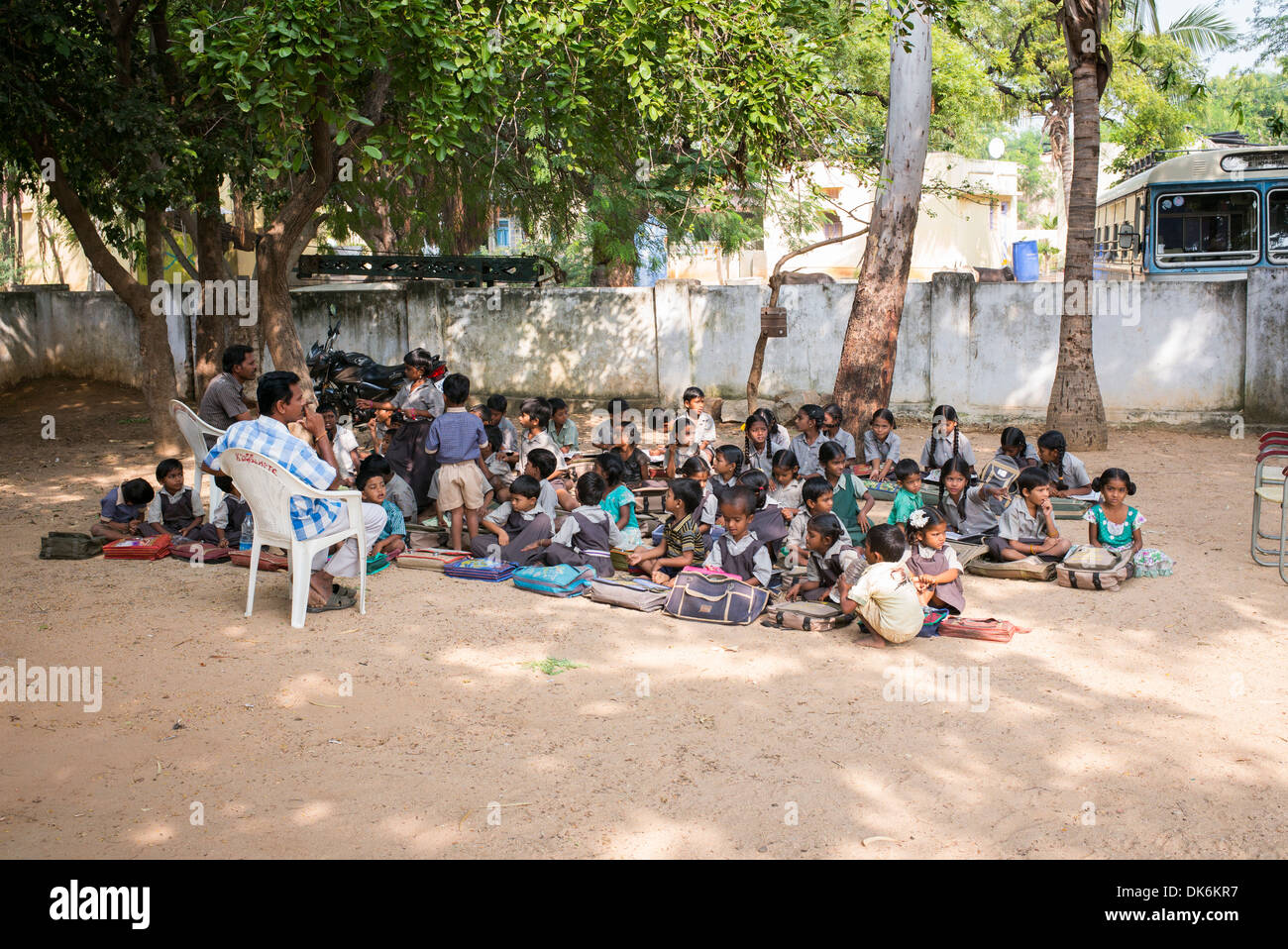 Indische Dorflehrer und Kinder in einer freien Klasse. Andhra Pradesh, Indien Stockfoto