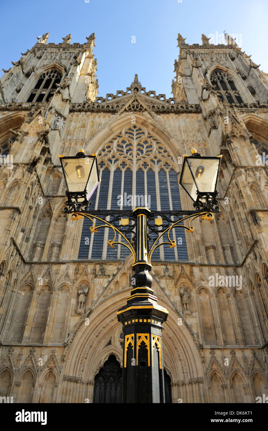 Reich verzierte Lampe post vor York Minster, York City, Yorkshire, England, Vereinigtes Königreich, UK, Europa Stockfoto