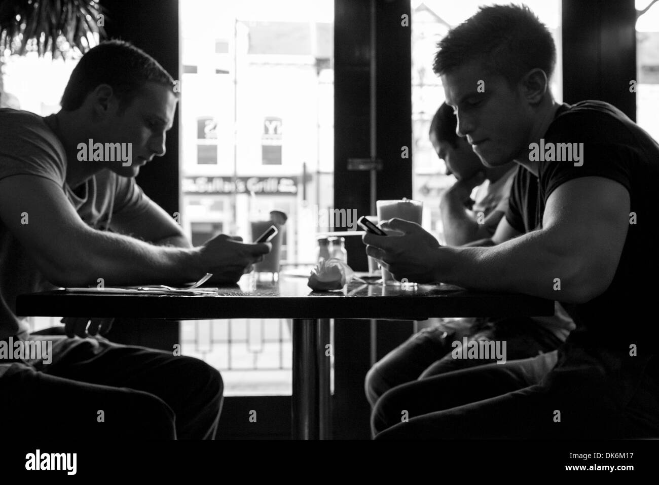 Männer mit Smartphones. Stockfoto