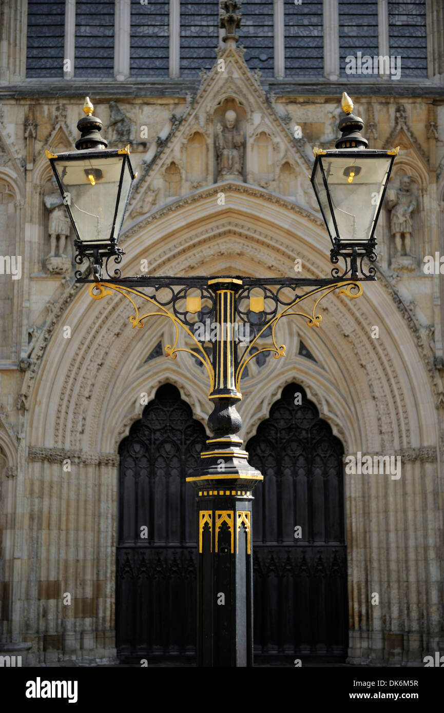 Reich verzierte Lampe post vor York Minster, York City, Yorkshire, England, Vereinigtes Königreich, Europa Stockfoto