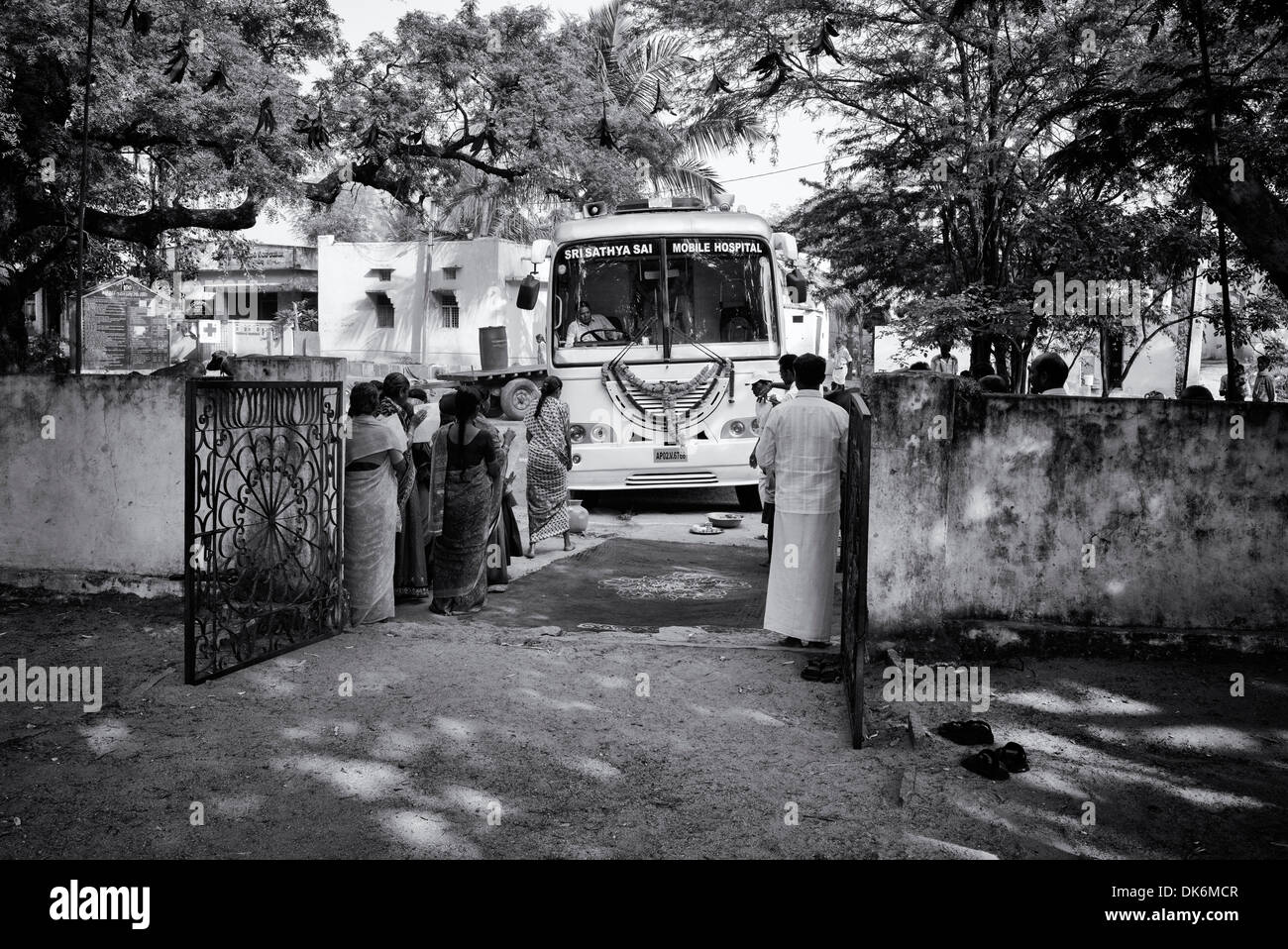 Sri Sathya Sai Baba mobile aufsuchende Krankenhaus Klinik Servicebus in einer indischen Dorf-Schule. Andhra Pradesh, Indien Stockfoto