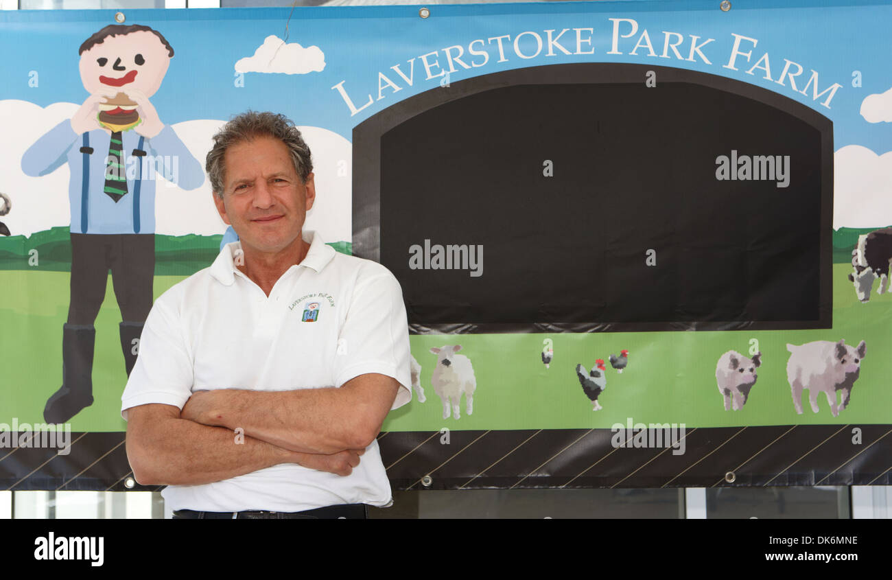 Ex-Formel-1-Champion wurde Jody Scheckter neben seiner Laverstoke Farm-Logo auf seinen Flaschen Bier verwendet jetzt aufgefordert, entfernen Stockfoto