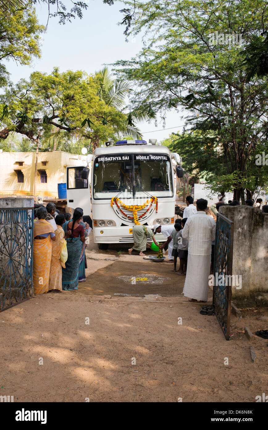 Sri Sathya Sai Baba mobile aufsuchende Krankenhaus Klinik Servicebus in einer indischen Dorf-Schule. Andhra Pradesh, Indien Stockfoto
