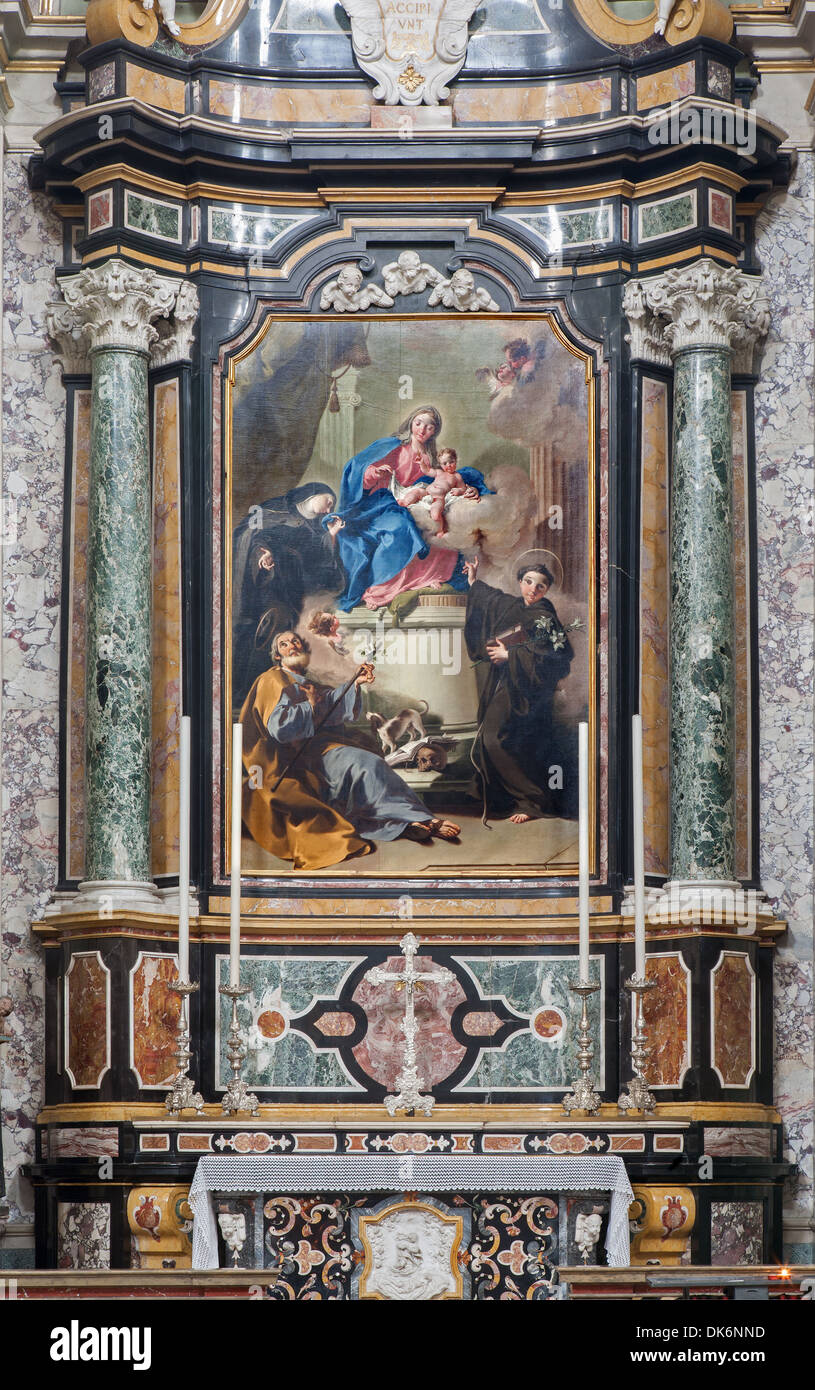 BERGAMO - 29. Januar: Seitenaltar mit der Farbe der Madonna in der Kirche San Alessandro della Croce Stockfoto