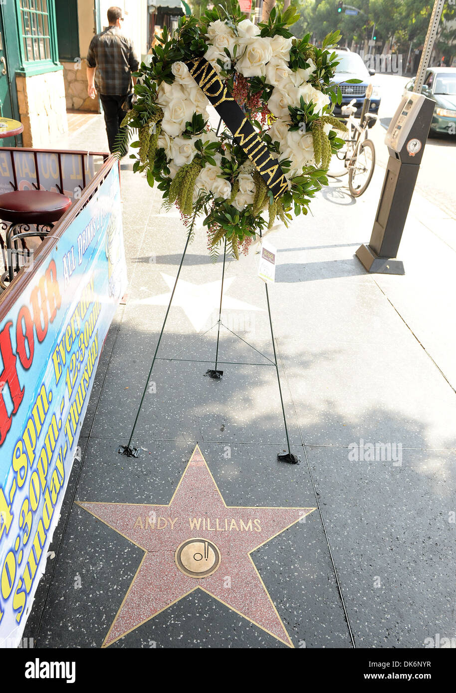 Andy Williams "Stern" auf Hollywood walk of Fame in Hollywood - Floral Tribute / Blumen Los Angeles Kalifornien - 26.09.12 Stockfoto