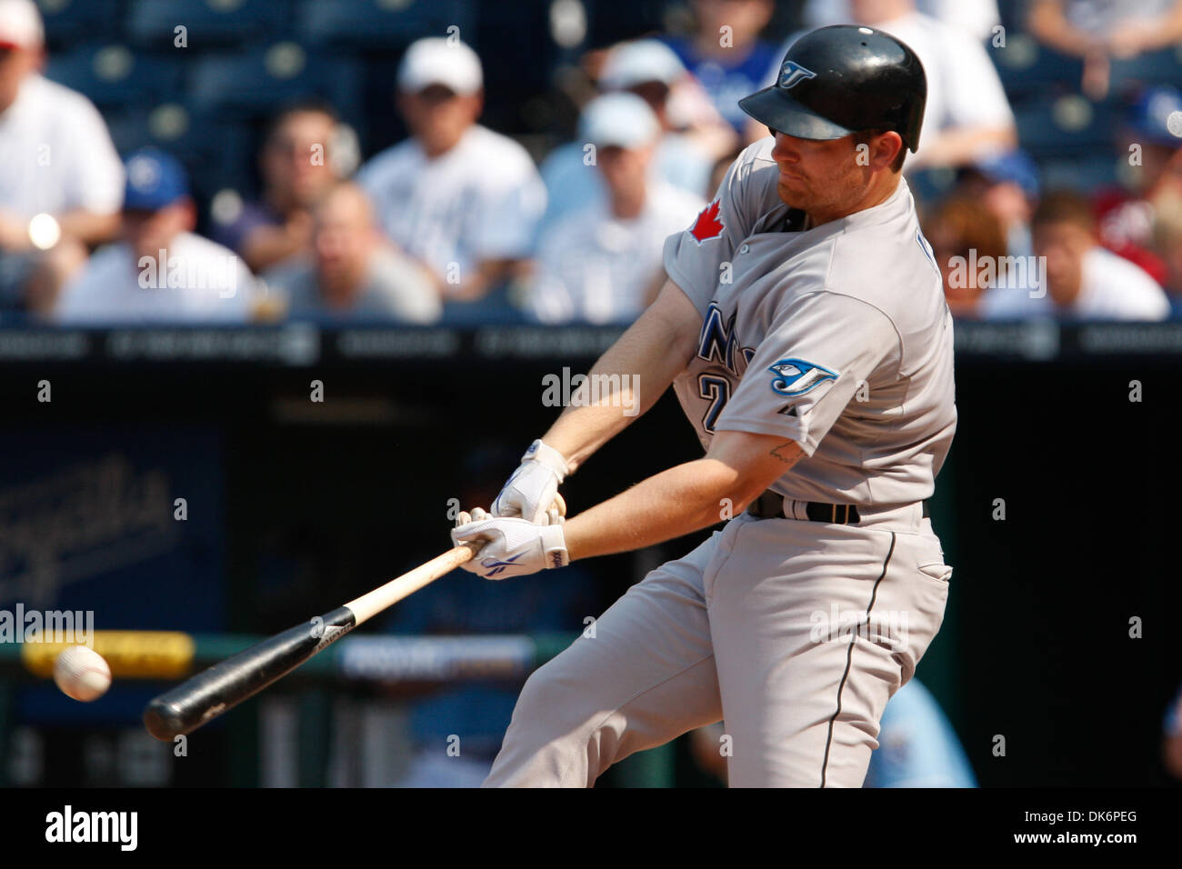 9. Juni 2011 - Kansas City, Missouri, USA - Toronto Blue Jays erster Basisspieler Adam Lind (26) während am Donnerstag Baseball-Spiel zwischen den Kansas City Royals und die Toronto Blue Jays im Kauffman Stadium in Kansas City, Missouri. Die Kansas City Royals besiegte die Toronto Blue Jays 3-2. (Kredit-Bild: © James Allison/Southcreek Global/ZUMAPRESS.com) Stockfoto