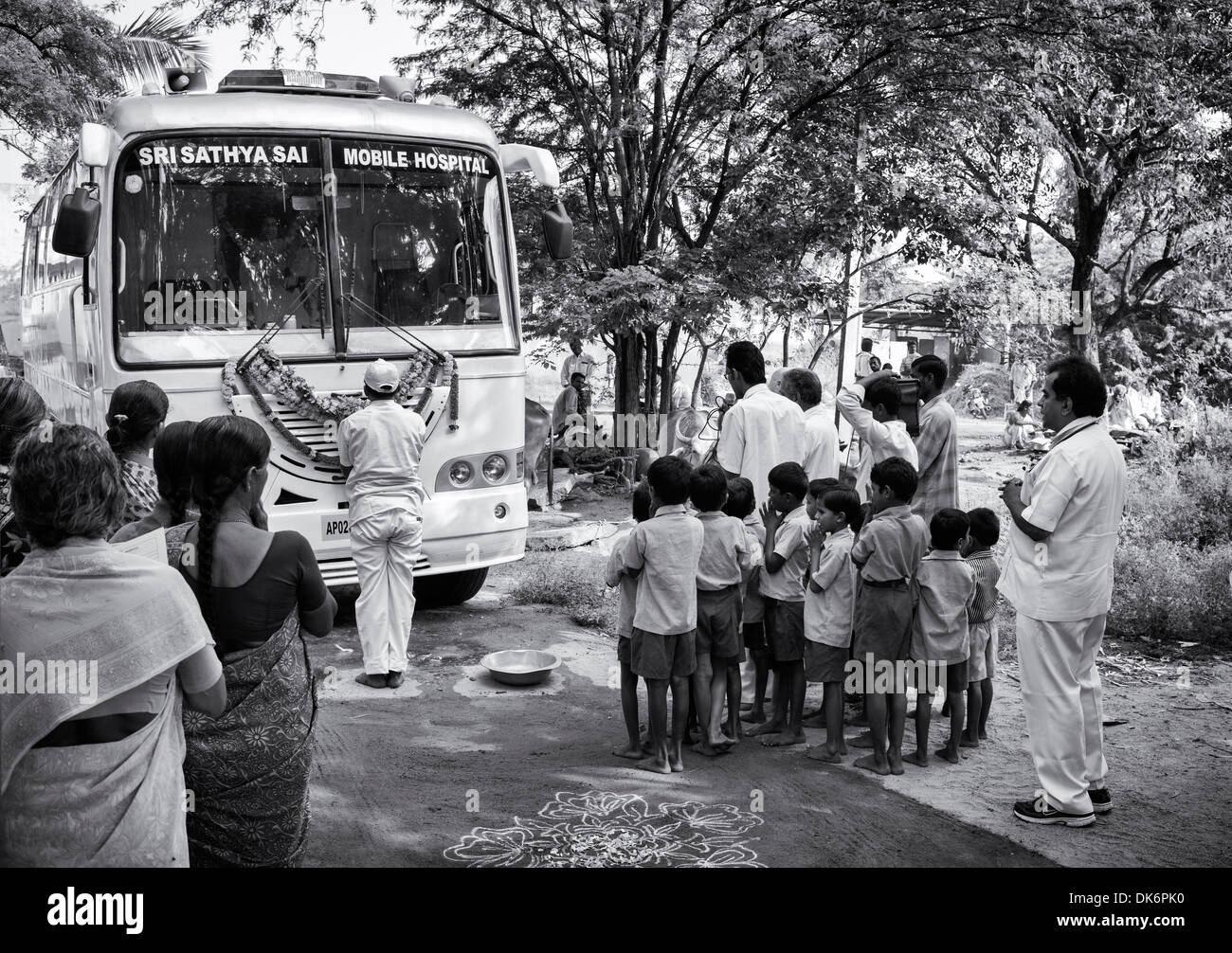 Sri Sathya Sai Baba mobile aufsuchende Krankenhaus Klinik Servicebus in einer indischen Dorf-Schule. Andhra Pradesh, Indien. Stockfoto