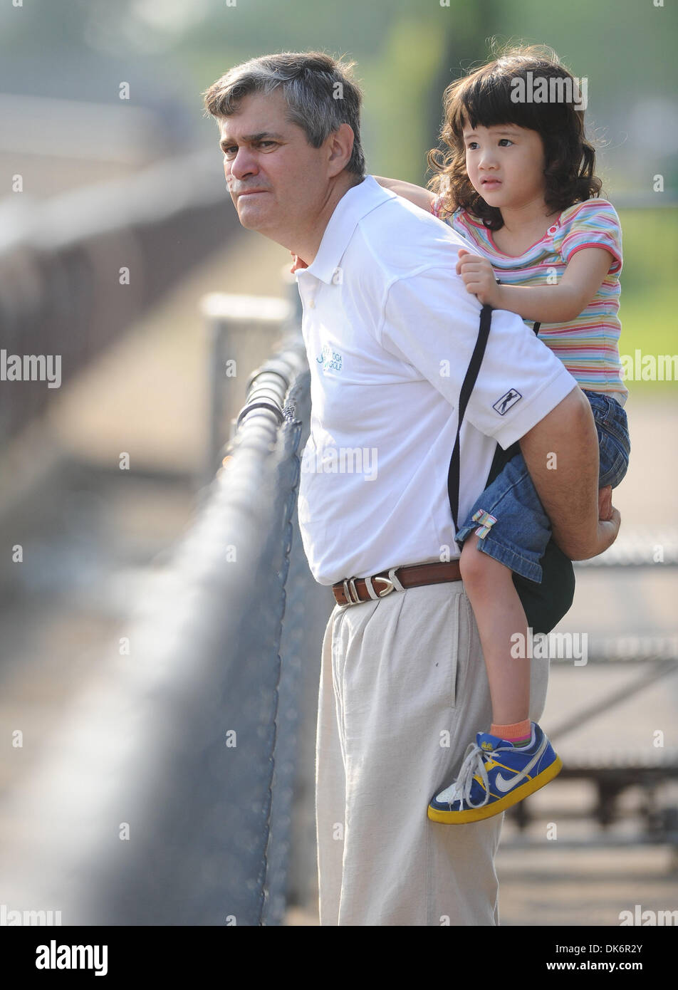 10. Juni 2011 - Elmont, New York, USA - Emily Escowitz, 5, Uhren Belmont Stakes Training mit ihrem Vater George am 10. Juni 2011 im Belmont Park in Elmont, New Yok (Credit-Bild: © Scott Serio/Eclipse/ZUMAPRESS.com) Stockfoto