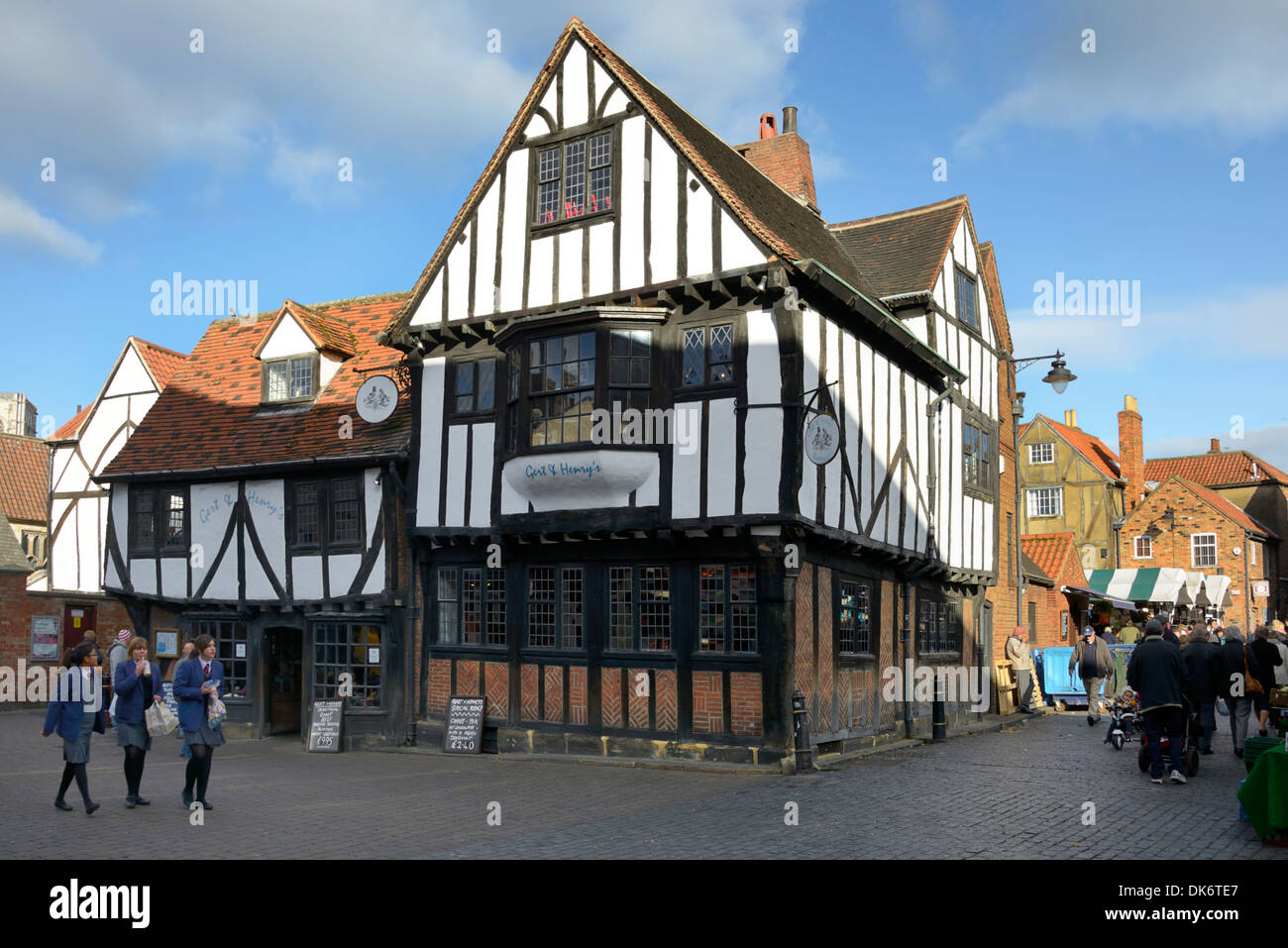 Die Tudor Gert und Henrys Öffentlichkeit Fachwerkhaus in einem heillosen Durcheinander, York, Yorkshire, England, Vereinigtes Königreich, UK, Europa Stockfoto
