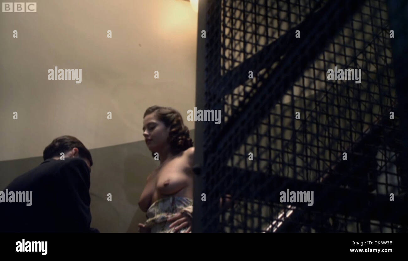 Jenna Louise Coleman Und Matthew Mcnulty In Einer Dampfenden