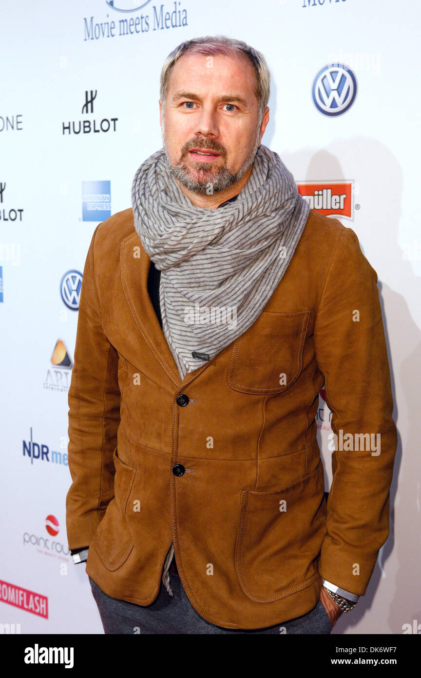 Hamburg, Deutschland. 2. Dezember 2013. Ehemaliger professioneller Fußballspieler Sergej Barbarez posiert auf dem roten Teppich der Veranstaltung "Movie meets Media" im Hotel Atlantic Kempinsky in Hamburg, Deutschland, 2. Dezember 2013. Foto: GEORG WENDT/Dpa/Alamy Live News Stockfoto