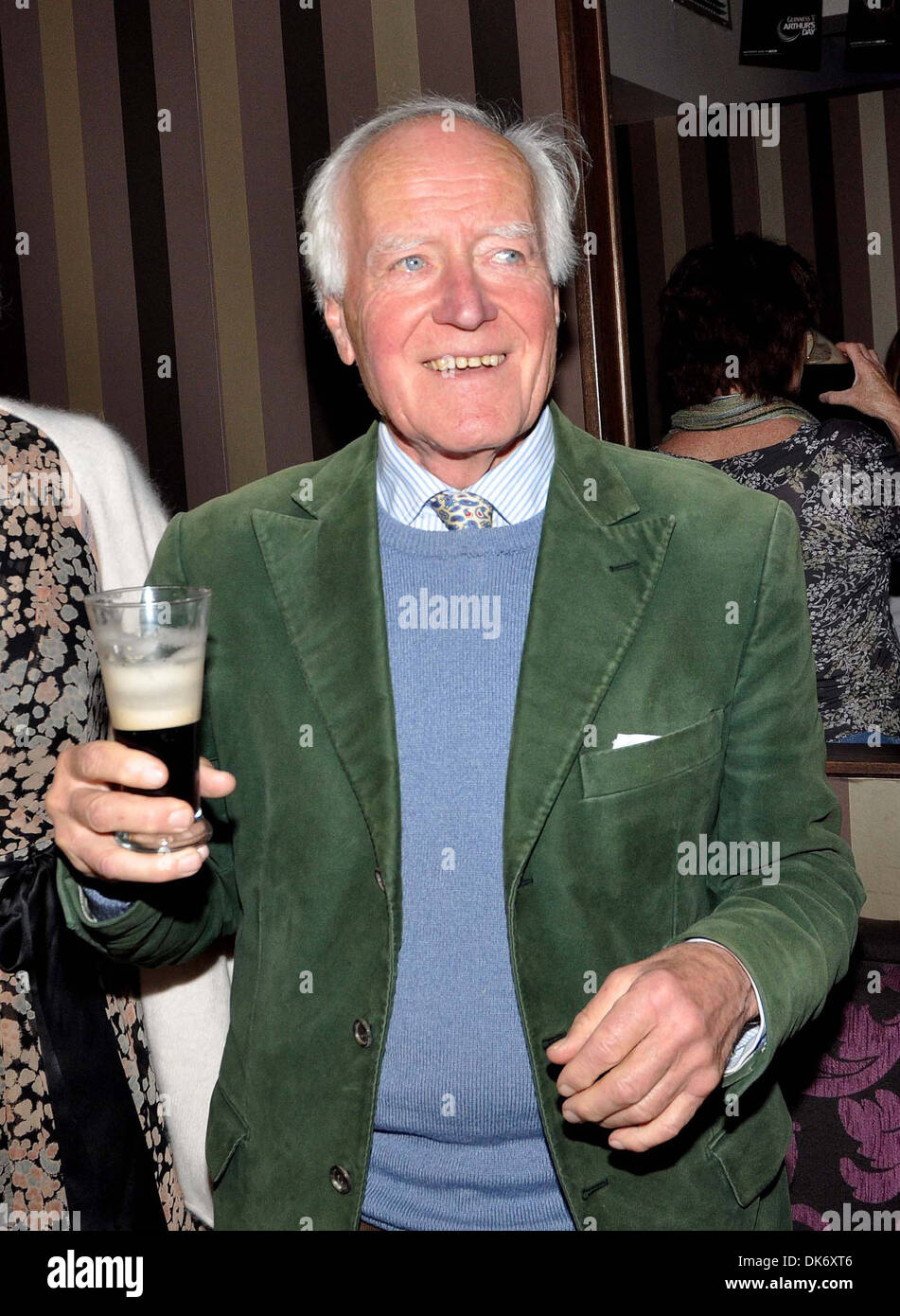 Hon.Desmond Guinness Guinness-Familie offiziell enthüllen neue Arthur Guinness Square in Leixlip Dorf Arthurs Day After markieren Stockfoto