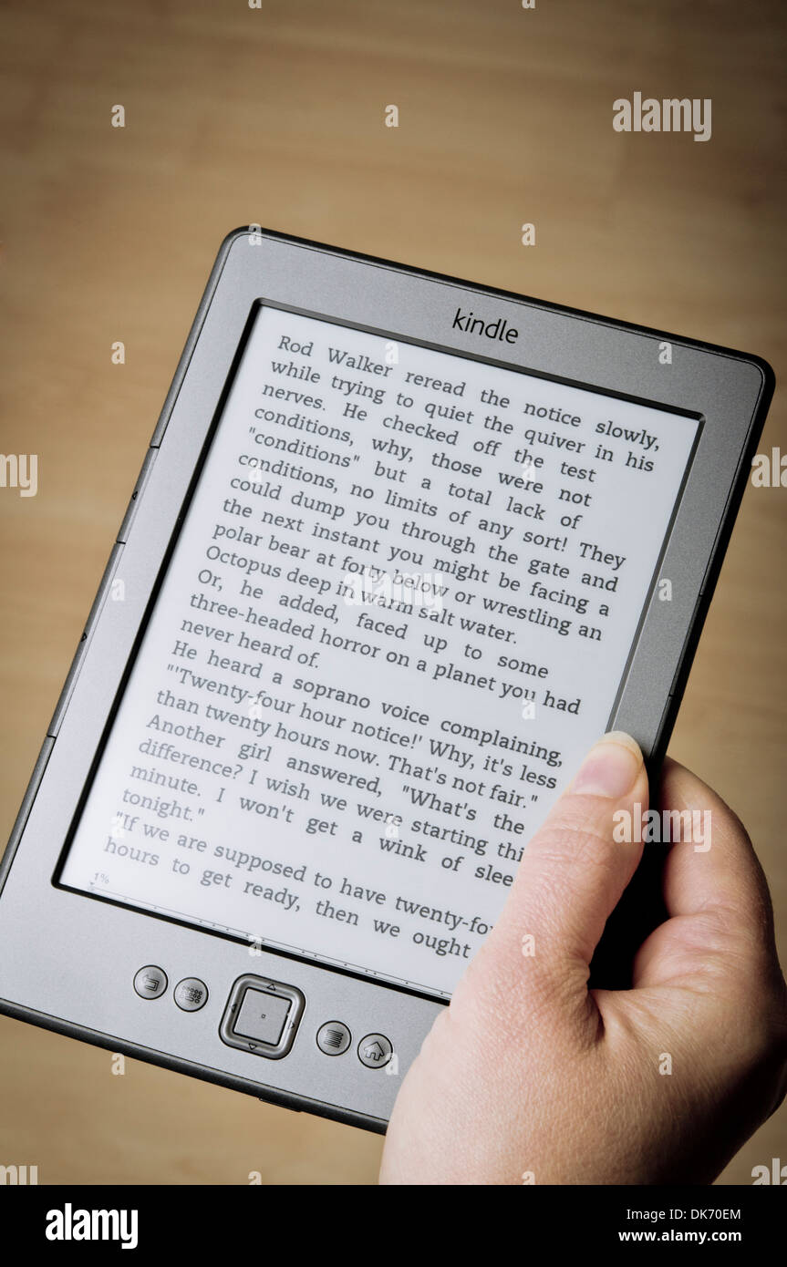 Frau Hand hält einen Kindle e-Book-reader Stockfoto